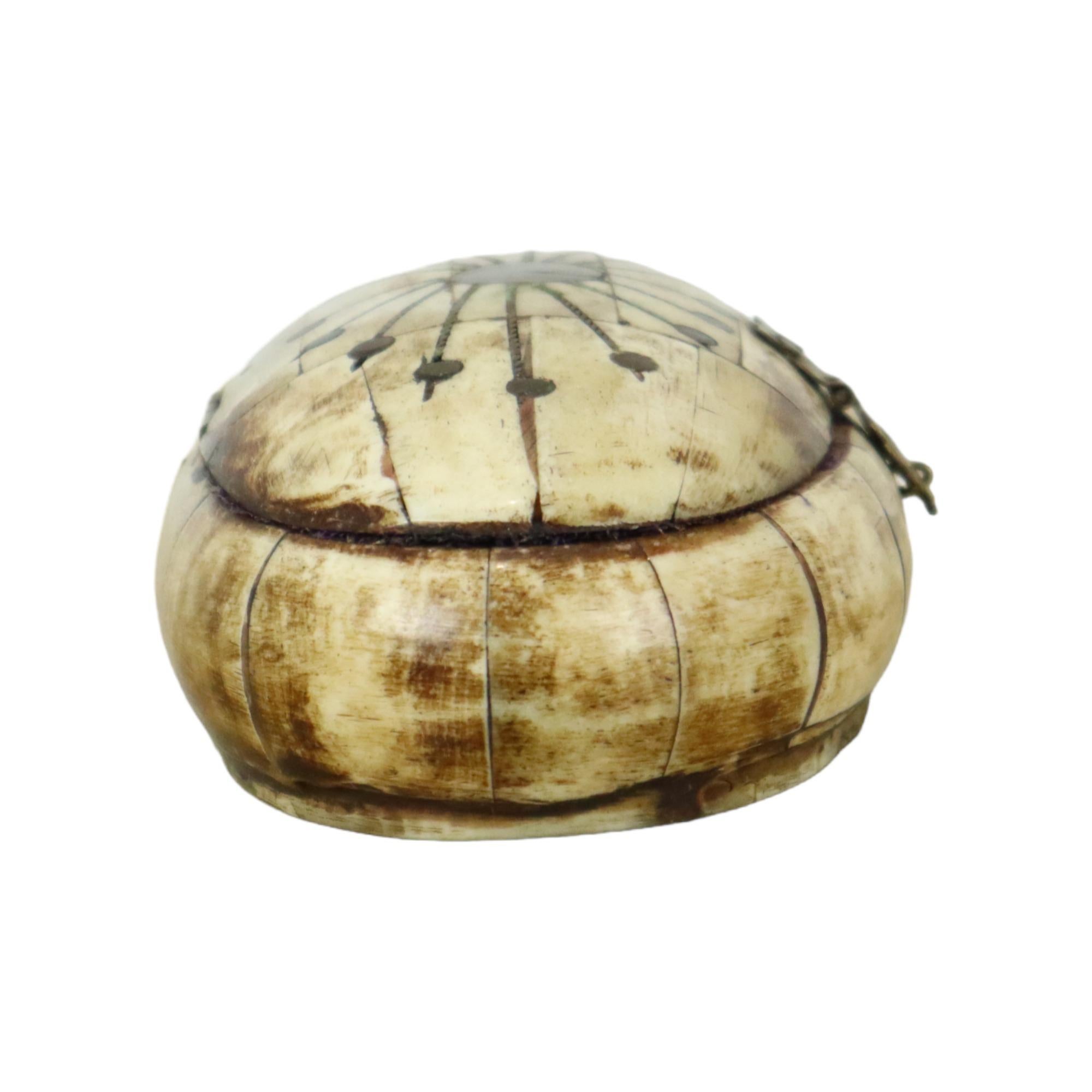 Trinket Box mit Intarsien aus Kamel Knochen lila Samtschmuck 15cm (Messing) im Angebot