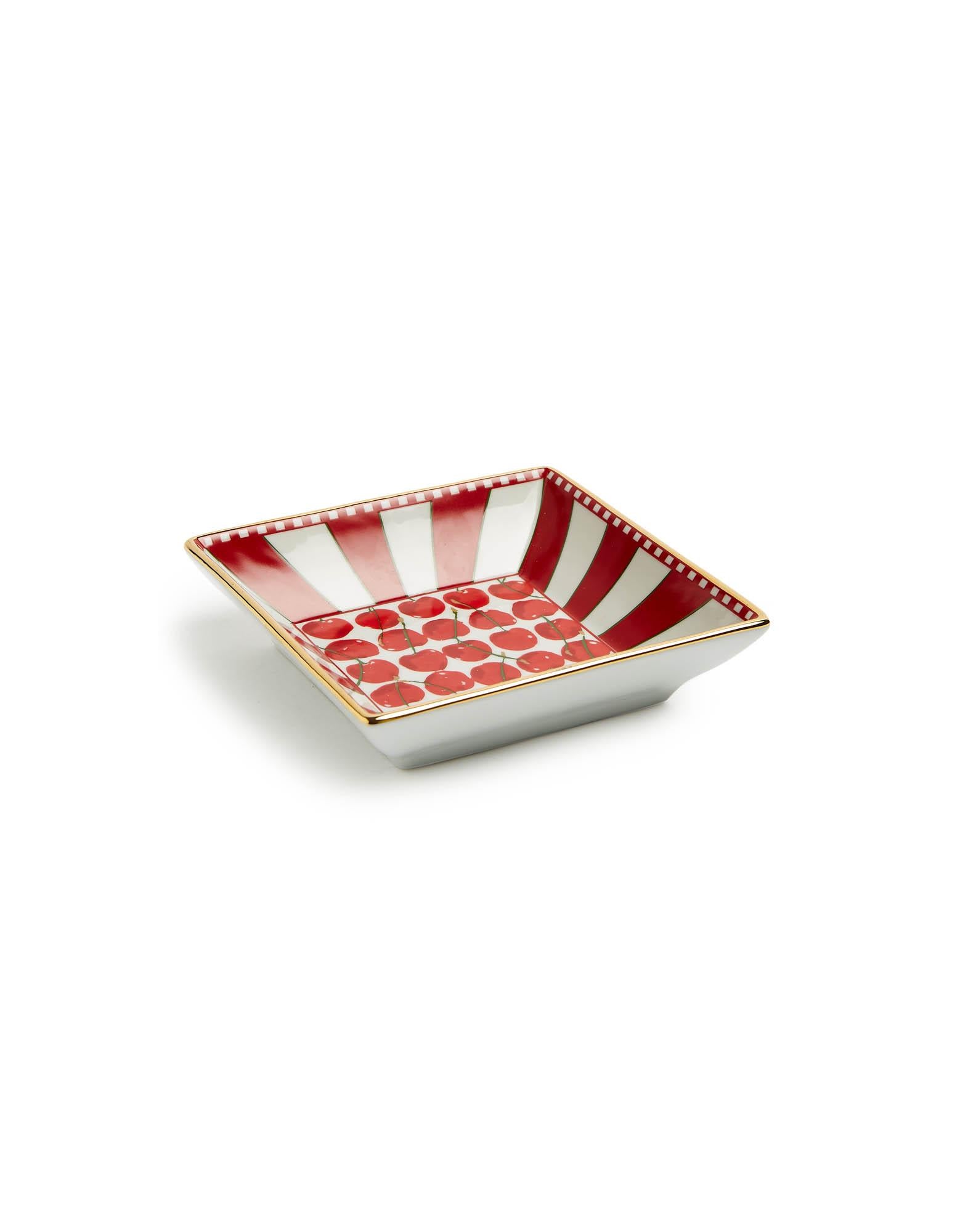 What a dish! This porcelain tray is designed to do it all and look positively divine. Fill it with nuts, chips or olives for your aperitivo. Place it on your vanity to hold jewellery or other little treasures. Put it on your entryway to catch keys