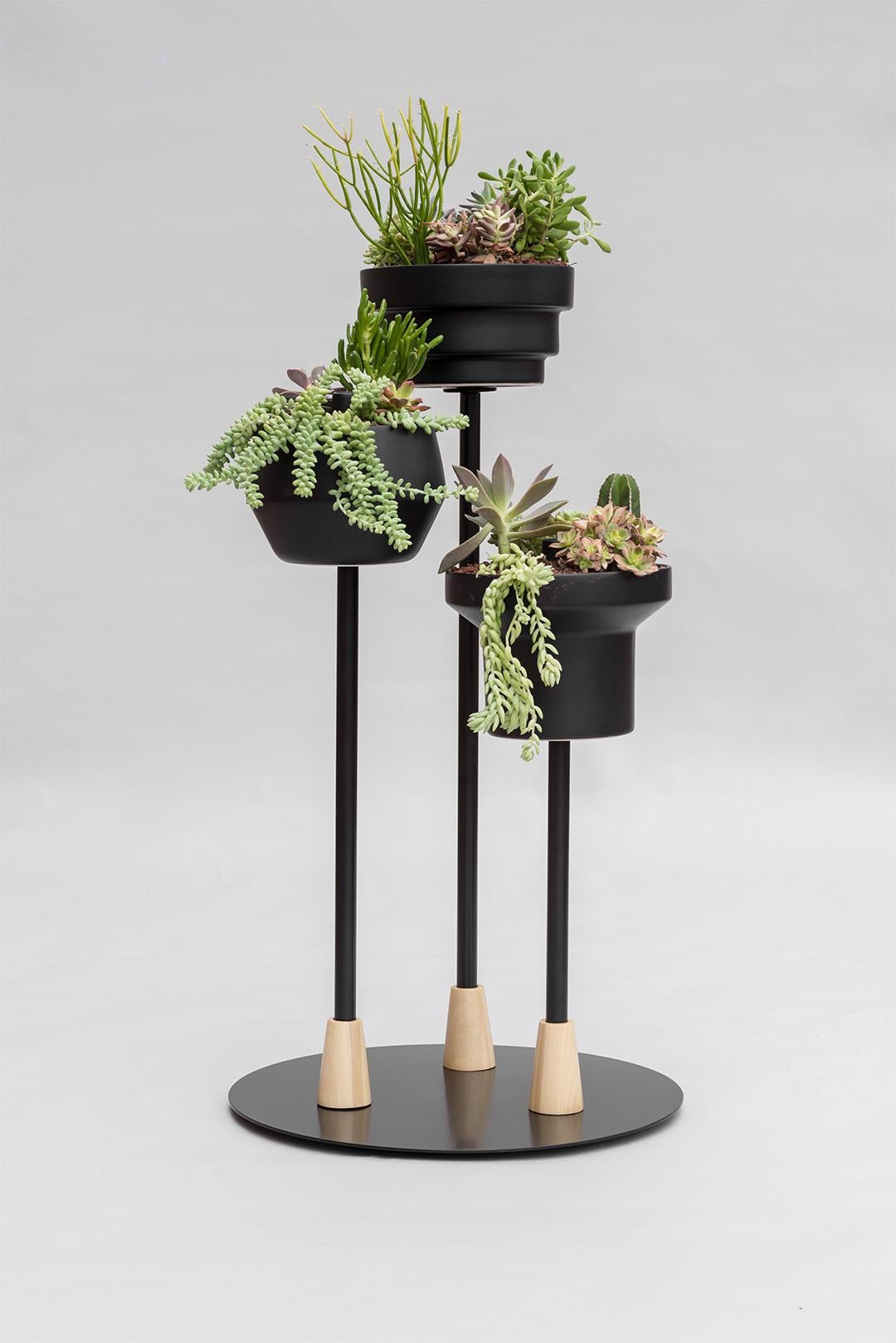 The perfect product to give life to your space! This multi planter pedestal comes with 3 different planters. Costumers can choose between 2 colors of planters (black and terracotta).  The planter includes an internal ceramic plate so that extra