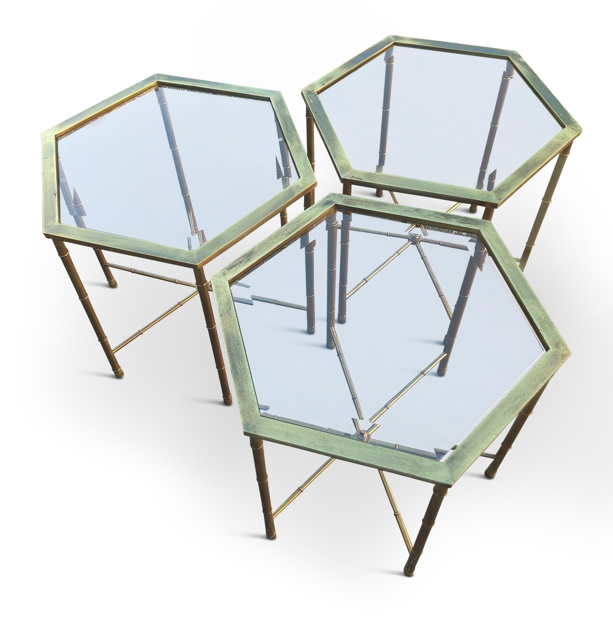 Mid-Century Modern Tables d'appoint hexagonales Trio '3' en laiton massif et faux bambou Mastercraft du milieu du siècle dernier en vente