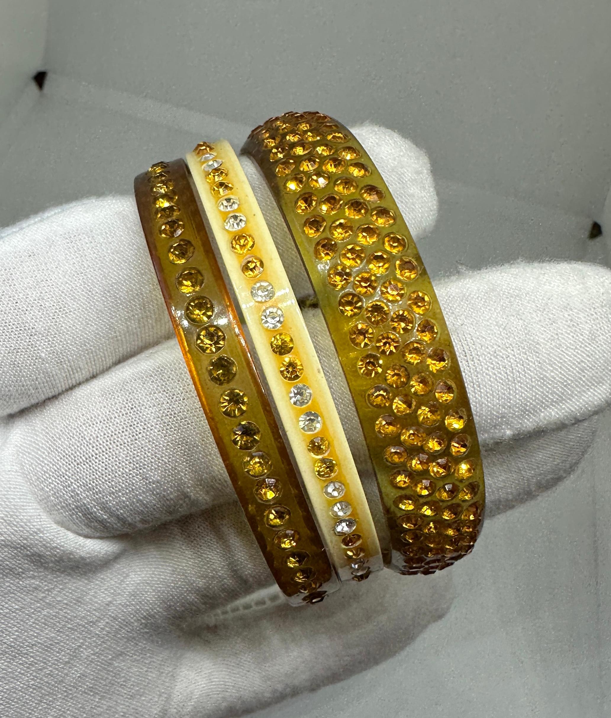 Bracelets jonc art déco Trio 1920 strasss celluloïd 2 ambres 1 crème Excellent état - En vente à New York, NY