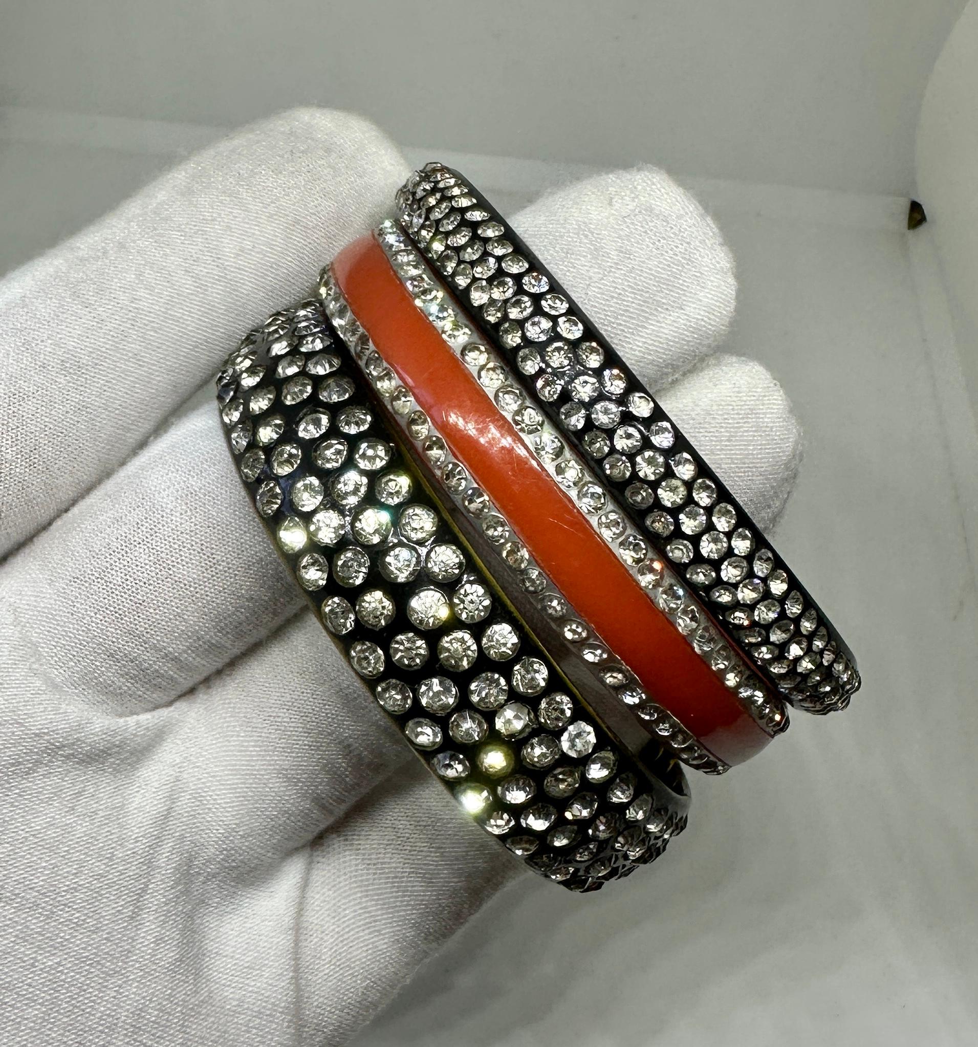 VOICI UN MAGNIFIQUE TRIO DE 2 BRACELETS ART DÉCO EN CELLULOÏD ET STRASS, DE COULEUR NOIRE ET 1 DE COULEUR ROUGE-ORANGE.
LES BRACELETS ONT UN FABULEUX STYLE DÉCO RÉTRO AVEC DES STRASS ET DU CELLULOÏD.  LES BRACELETS SONT DES BIJOUX CLASSIQUES DE