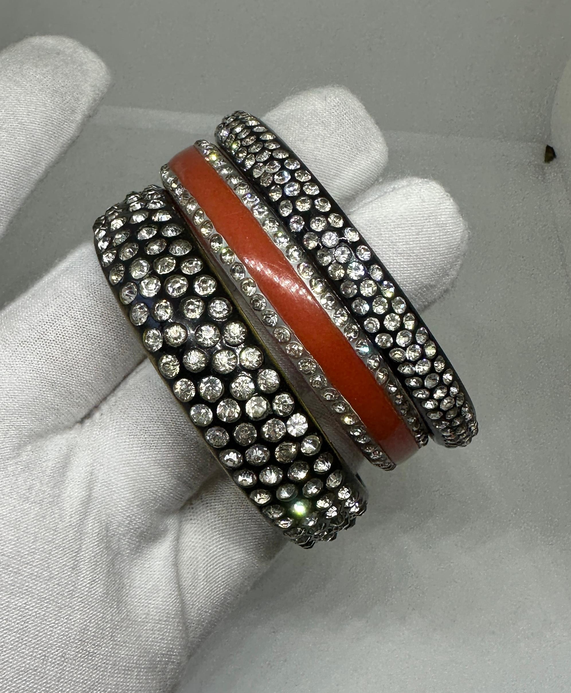 Bracelets jonc art déco Trio 1920 strasss 2 noirs 1 rouges Excellent état - En vente à New York, NY
