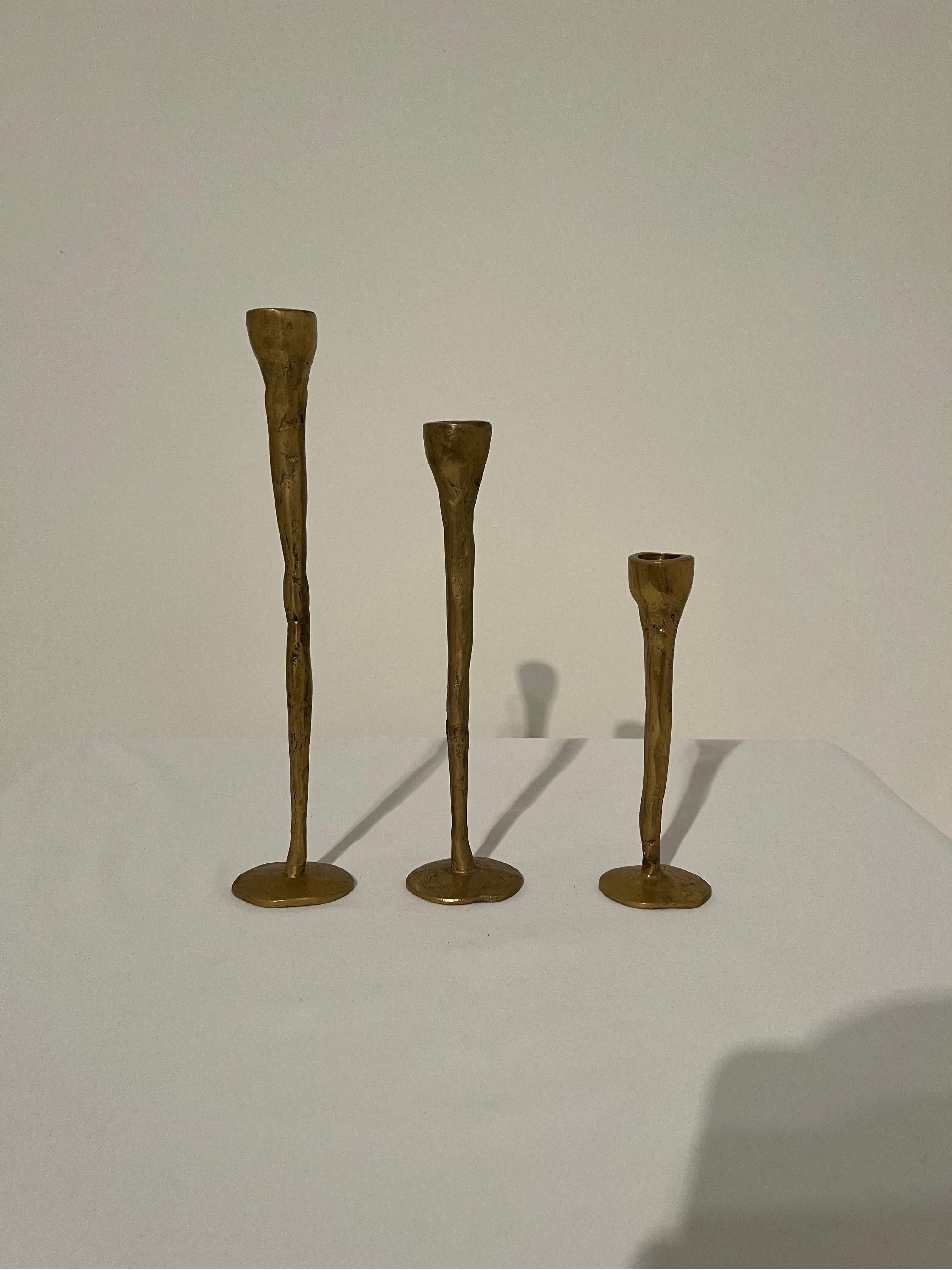 Stylish cast brass candlesticks, in the style of David Marshall.

H31-26-19cm. 