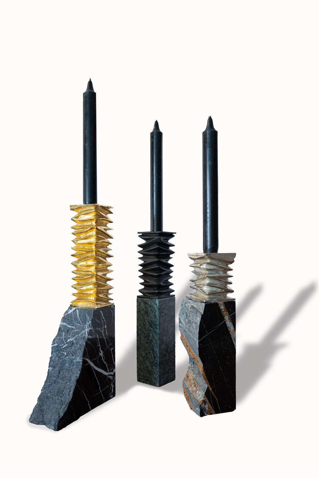 Moderno Trio di portacandele - Un'armonia di marmo, oro, argento e ottone annerito in vendita