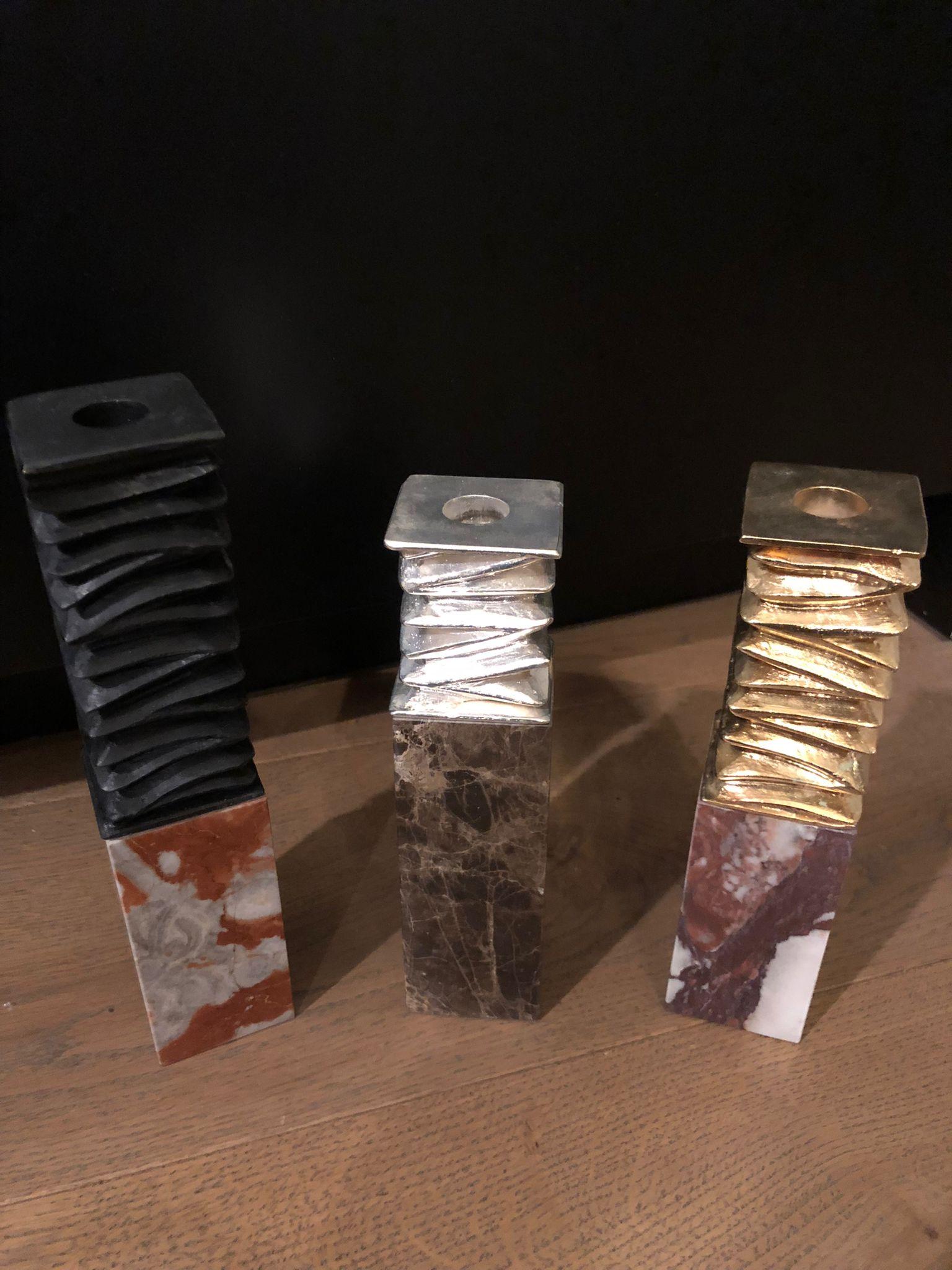 Libanese Trio di portacandele - Un'armonia di marmo, oro, argento e ottone annerito in vendita
