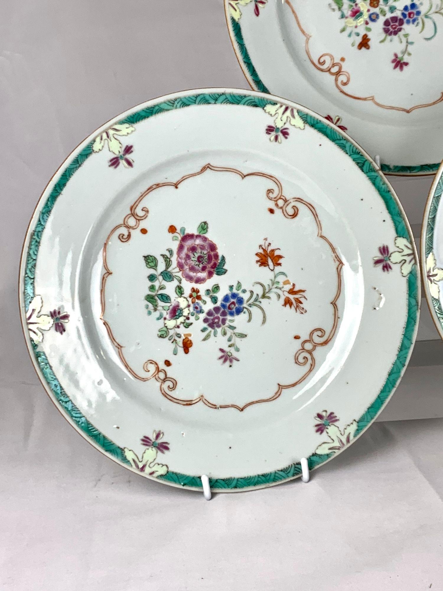 Hand-Painted Set of Three Chinese Export Porcelain Plates Famille Rose Qianlong Dynasty 1760 For Sale