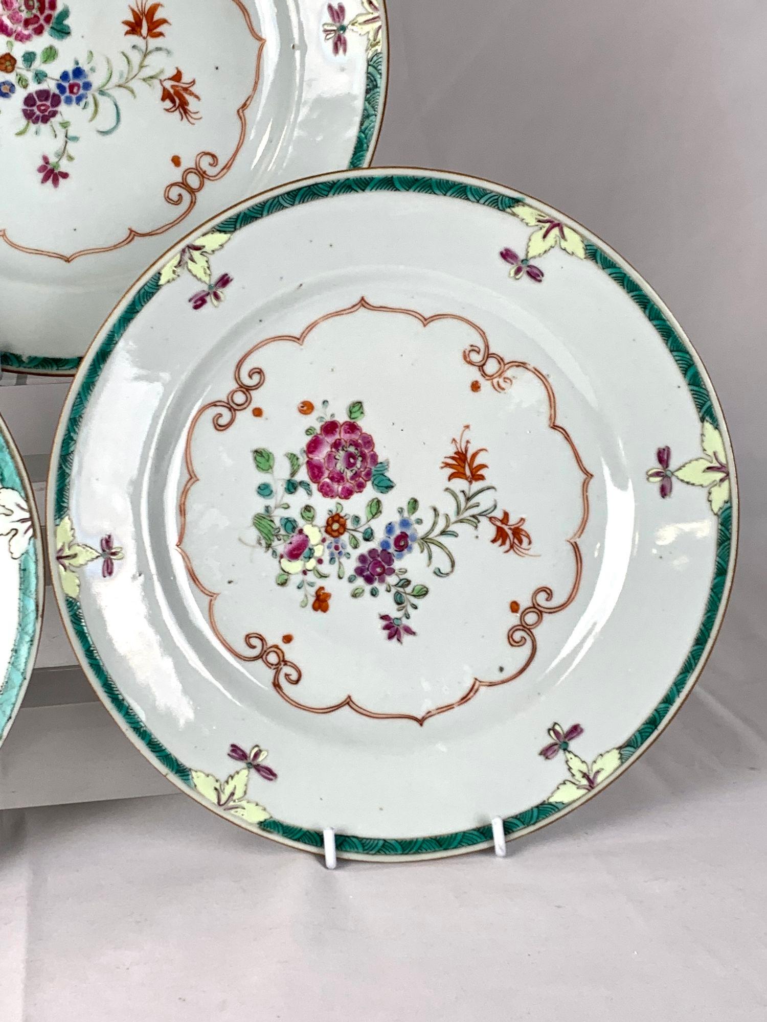 Set of Three Chinese Export Porcelain Plates Famille Rose Qianlong Dynasty 1760 In Excellent Condition For Sale In Katonah, NY