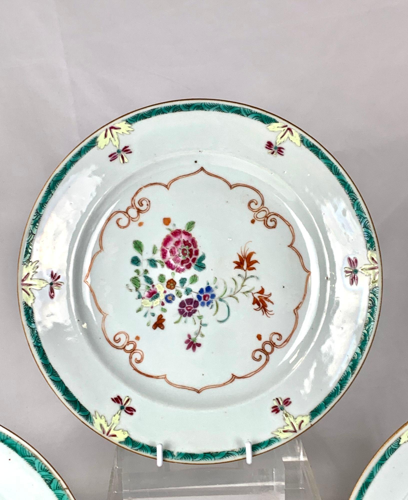 18th Century Set of Three Chinese Export Porcelain Plates Famille Rose Qianlong Dynasty 1760 For Sale