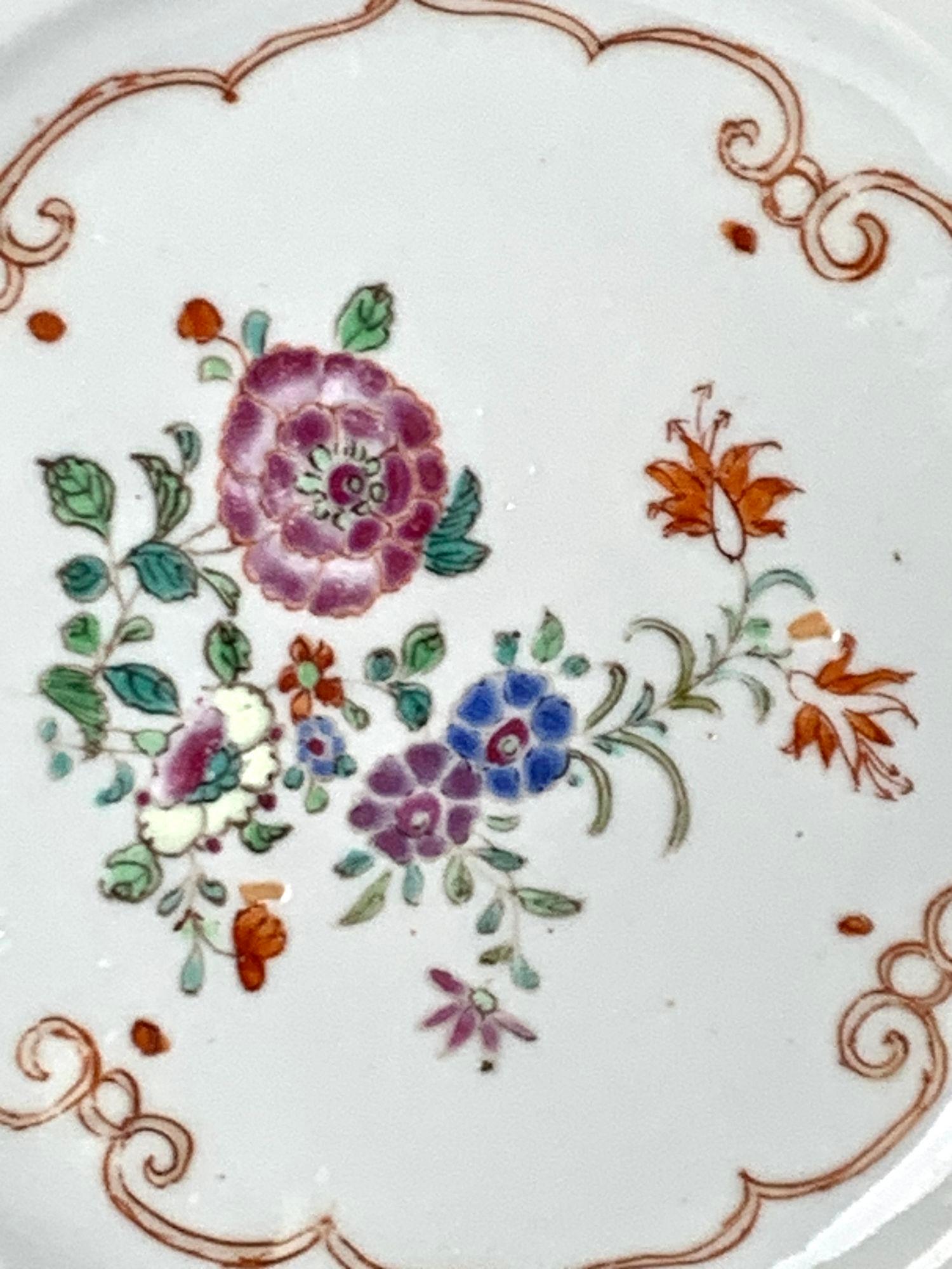 Set of Three Chinese Export Porcelain Plates Famille Rose Qianlong Dynasty 1760 For Sale 1
