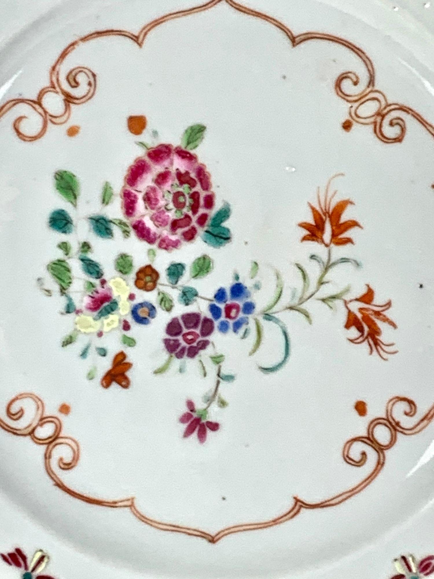Set of Three Chinese Export Porcelain Plates Famille Rose Qianlong Dynasty 1760 For Sale 2