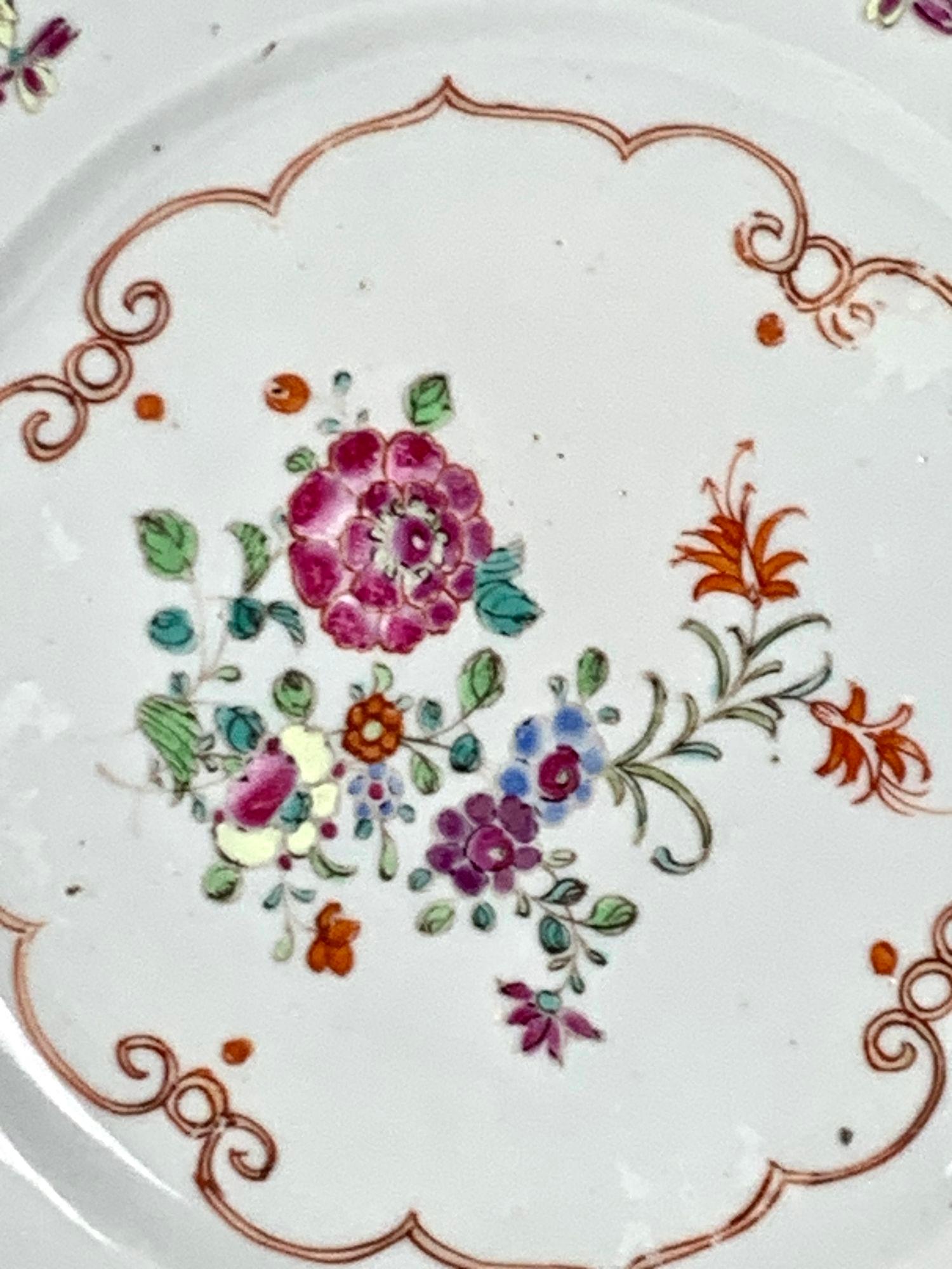 Set of Three Chinese Export Porcelain Plates Famille Rose Qianlong Dynasty 1760 For Sale 3