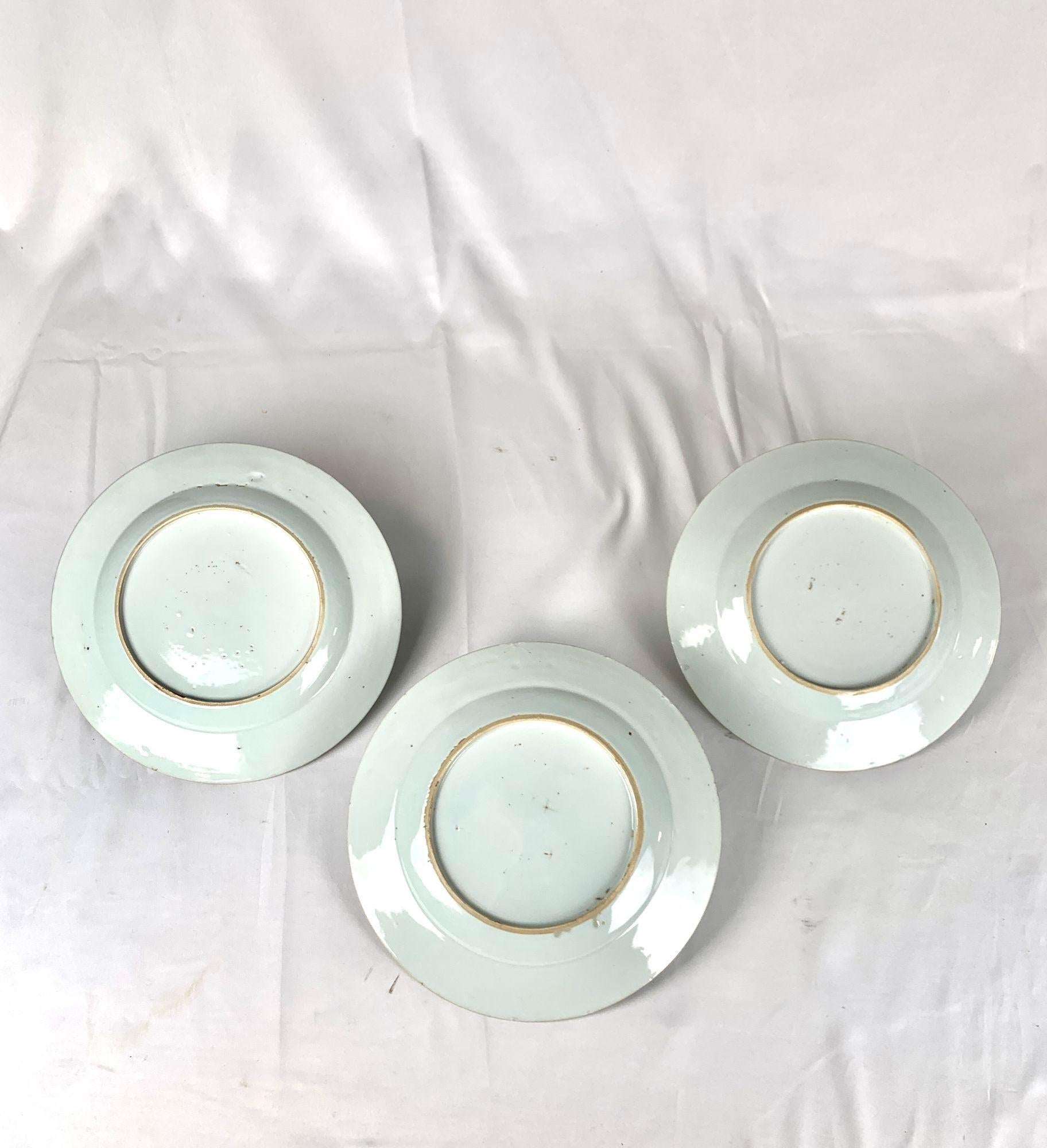 Set of Three Chinese Export Porcelain Plates Famille Rose Qianlong Dynasty 1760 For Sale 4