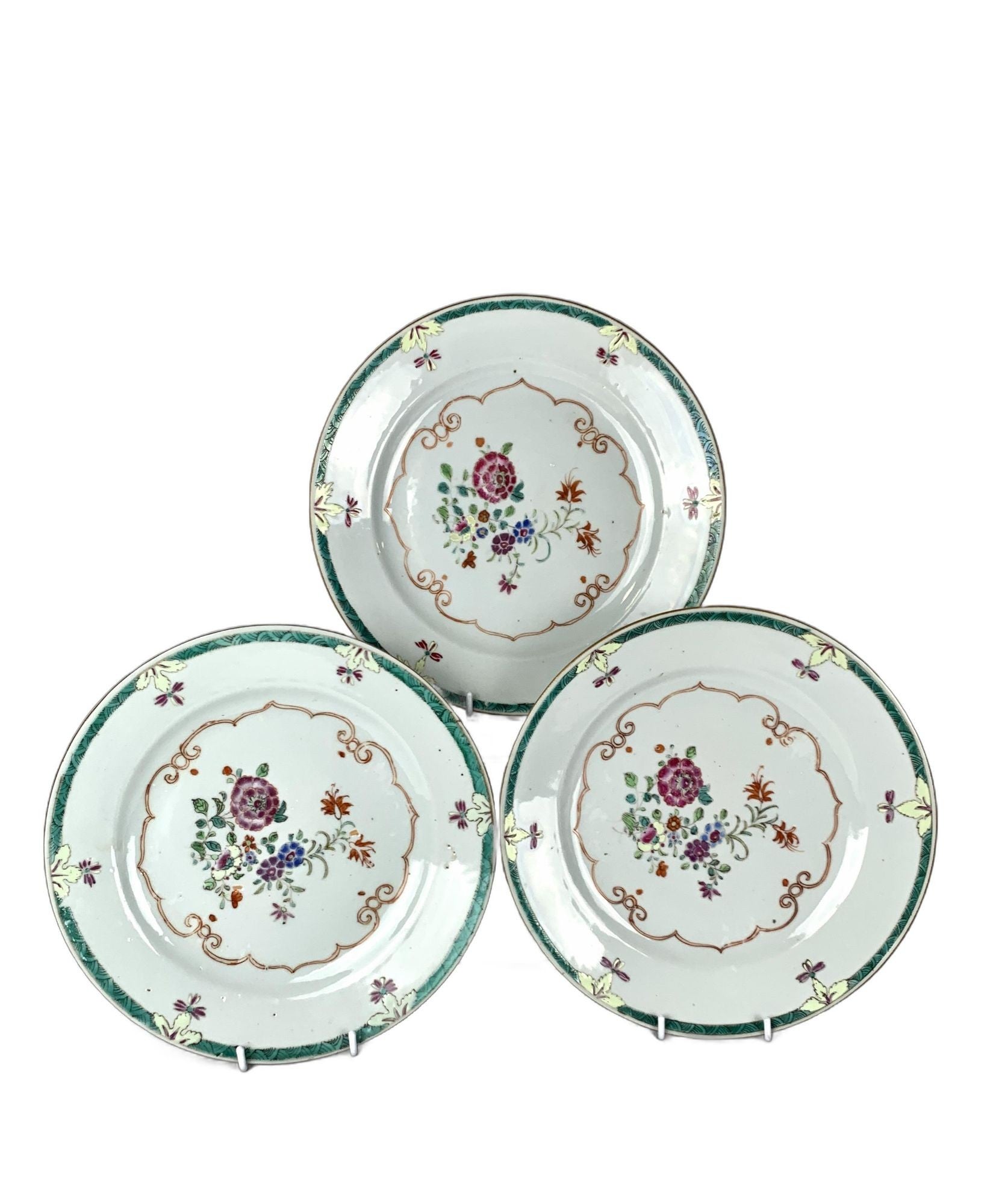 Set of Three Chinese Export Porcelain Plates Famille Rose Qianlong Dynasty 1760 For Sale