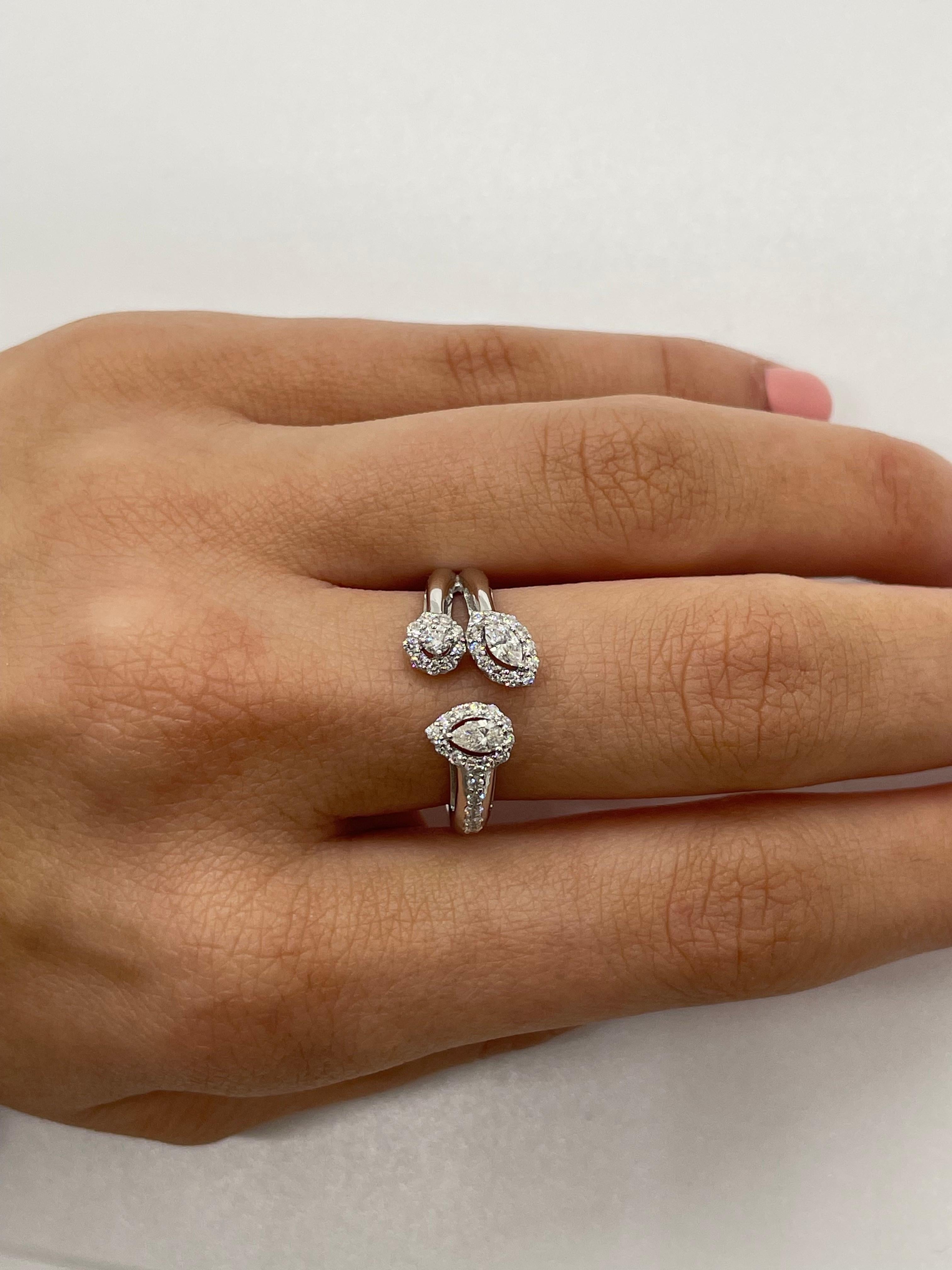 Im Angebot: Trio Diamant-Ring aus 18 Karat Gelbgold () 4