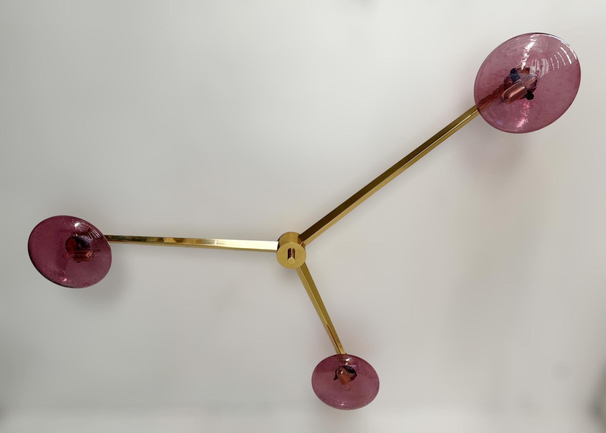 Abat-jour en verre de Murano monté sur une monture en laiton massif avec des bras effilés / Fabriqué en Italie
3 lampes / type E26 ou E27 / max 60W chacune
Mesures : Longueur : 73.5 pouces / Largeur : 57 pouces / Hauteur : 10 pouces
Commande