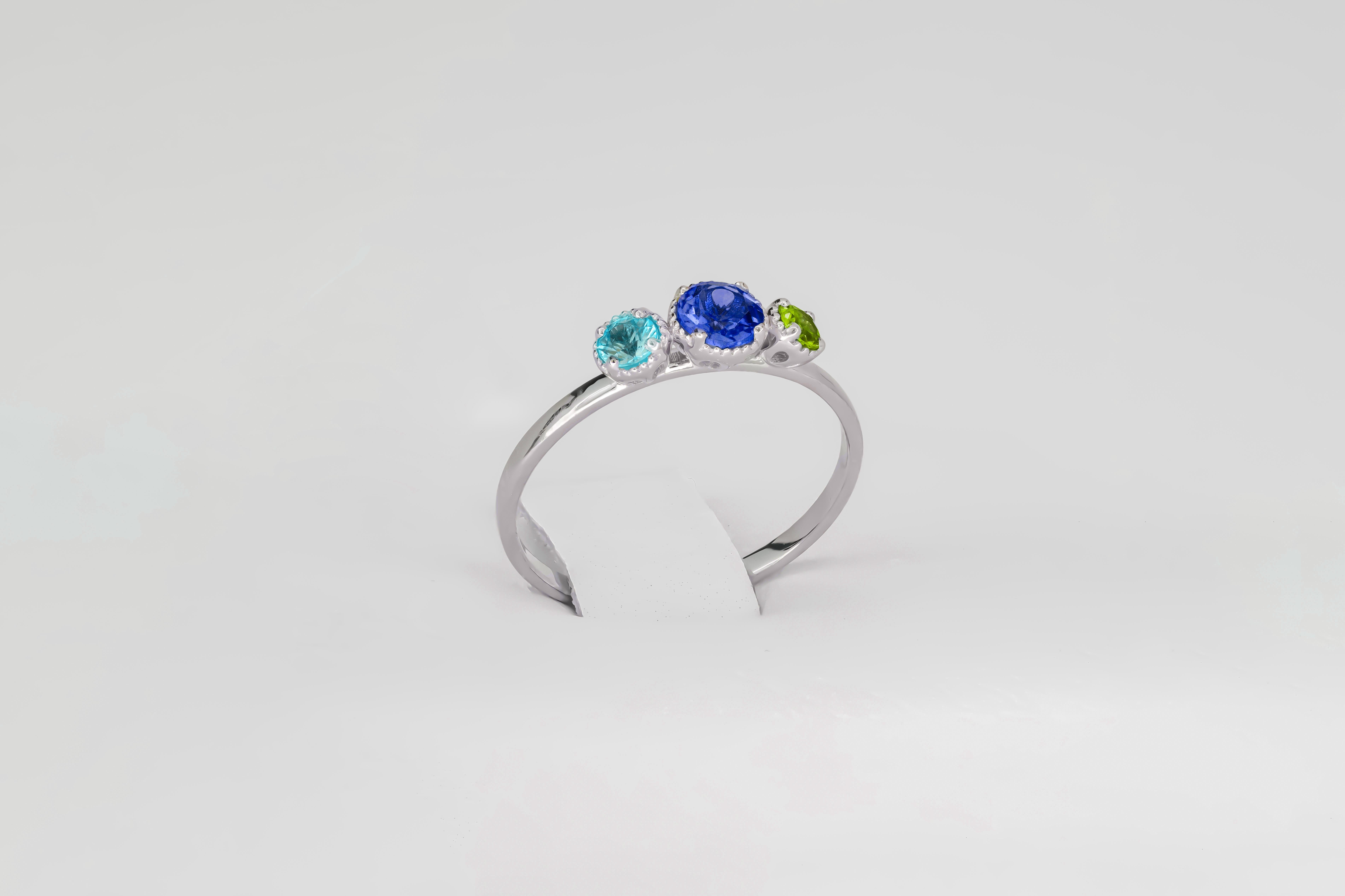 Round Cut Trio gems 14k gold ring. For Sale