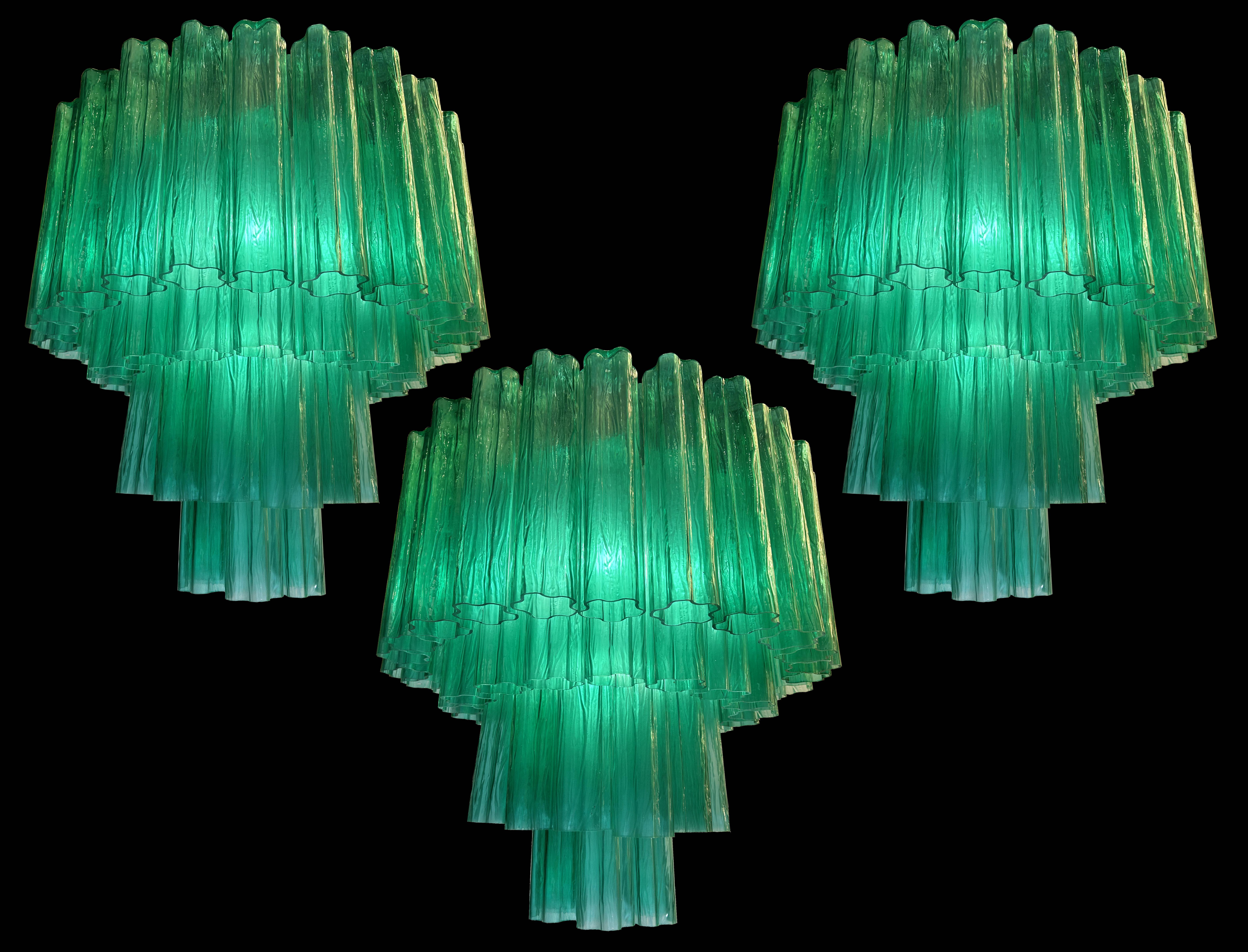 Trio Murano chandeliers. The sophisticated emerald color elegantly reflects the light. The height without chain is 65 cm.