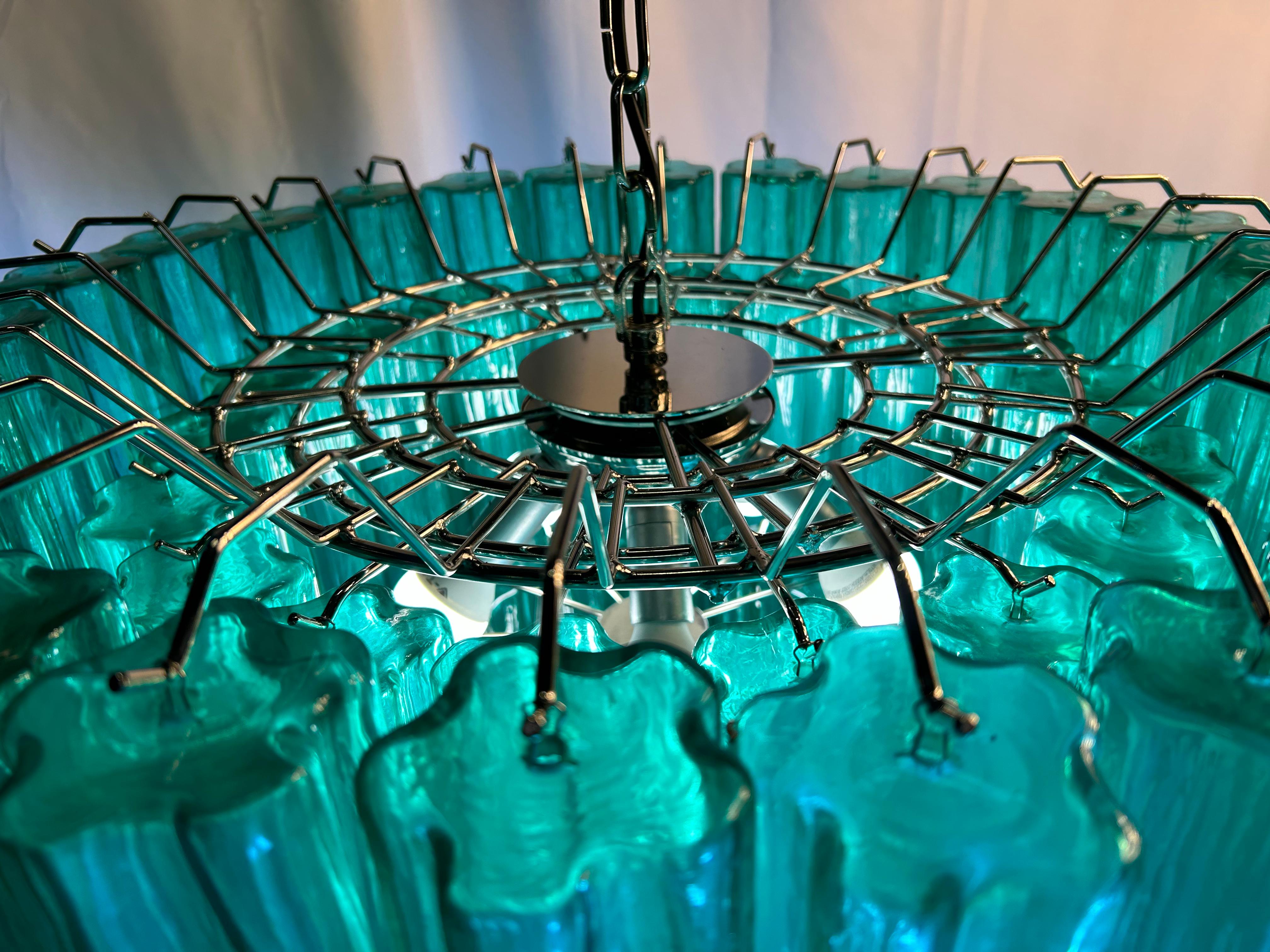 Trio Murano chandeliers. The sophisticated emerald color elegantly reflects the light. The height without chain is 65 cm.