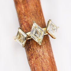 Trio Lozenge Diamond Ring in 18 Karat Yellow Gold