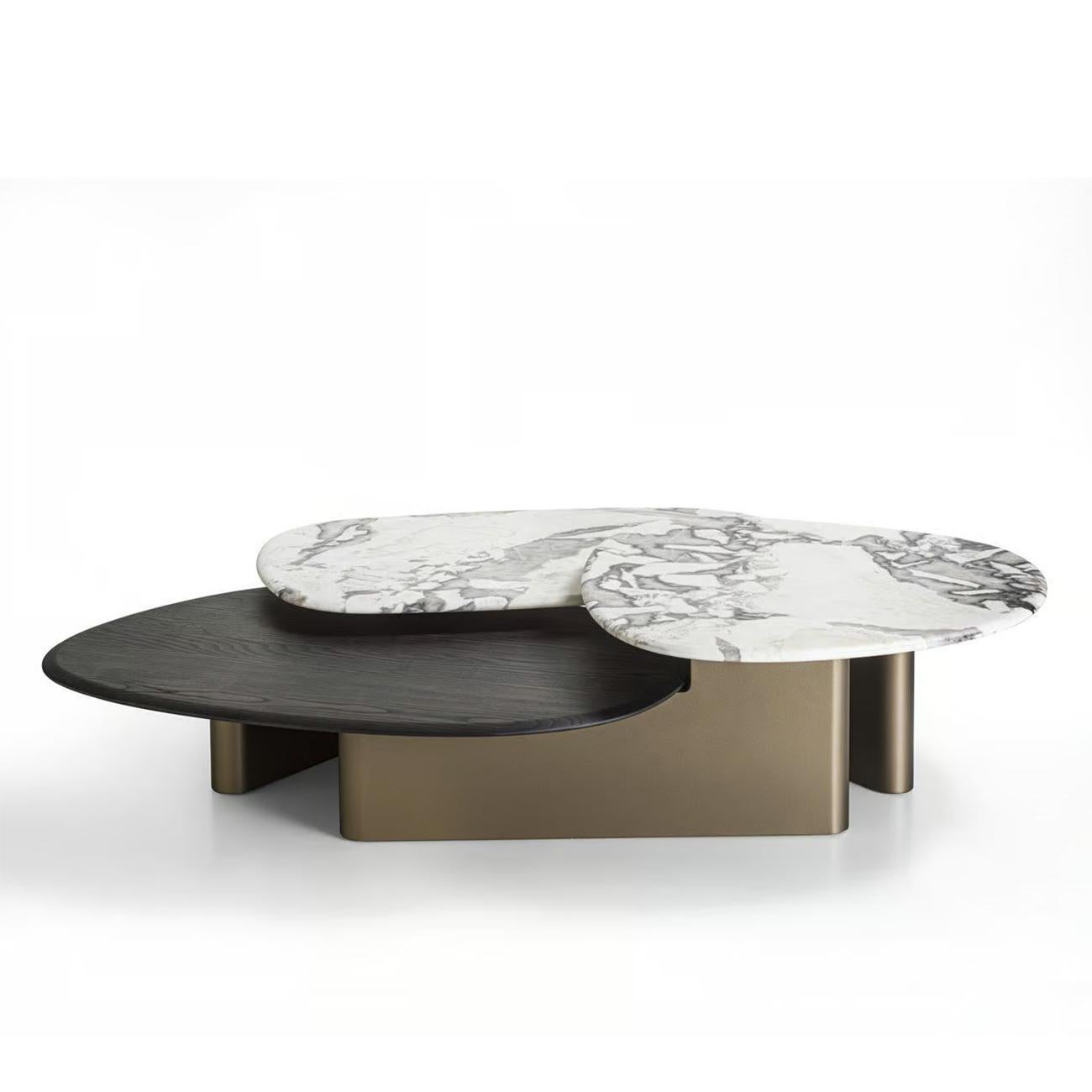 Couchtisch Trio Marmor und Holz bestehend aus 3 Couchtischplatten,
zusammen auf einem massiven Holzsockel in Bronze matt geschlossenporig 
lackierter Sockel, mit 3 verschiedenen Arten von Aufsätzen:
- 2 in Taubenweißer Marmorplatte.
- 1 Platte aus
