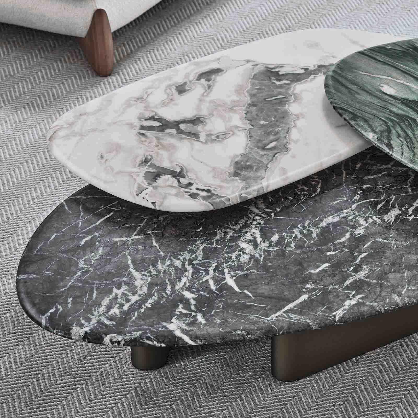 Table basse Trio en marbre composée de 3 plateaux de table basse,
ensemble sur un socle en bois massif en bronze mat à pores fermés 
base laquée, avec 3 types de plateaux différents :
- Plateau en marbre vert de Laponie.
- Dessus en marbre blanc