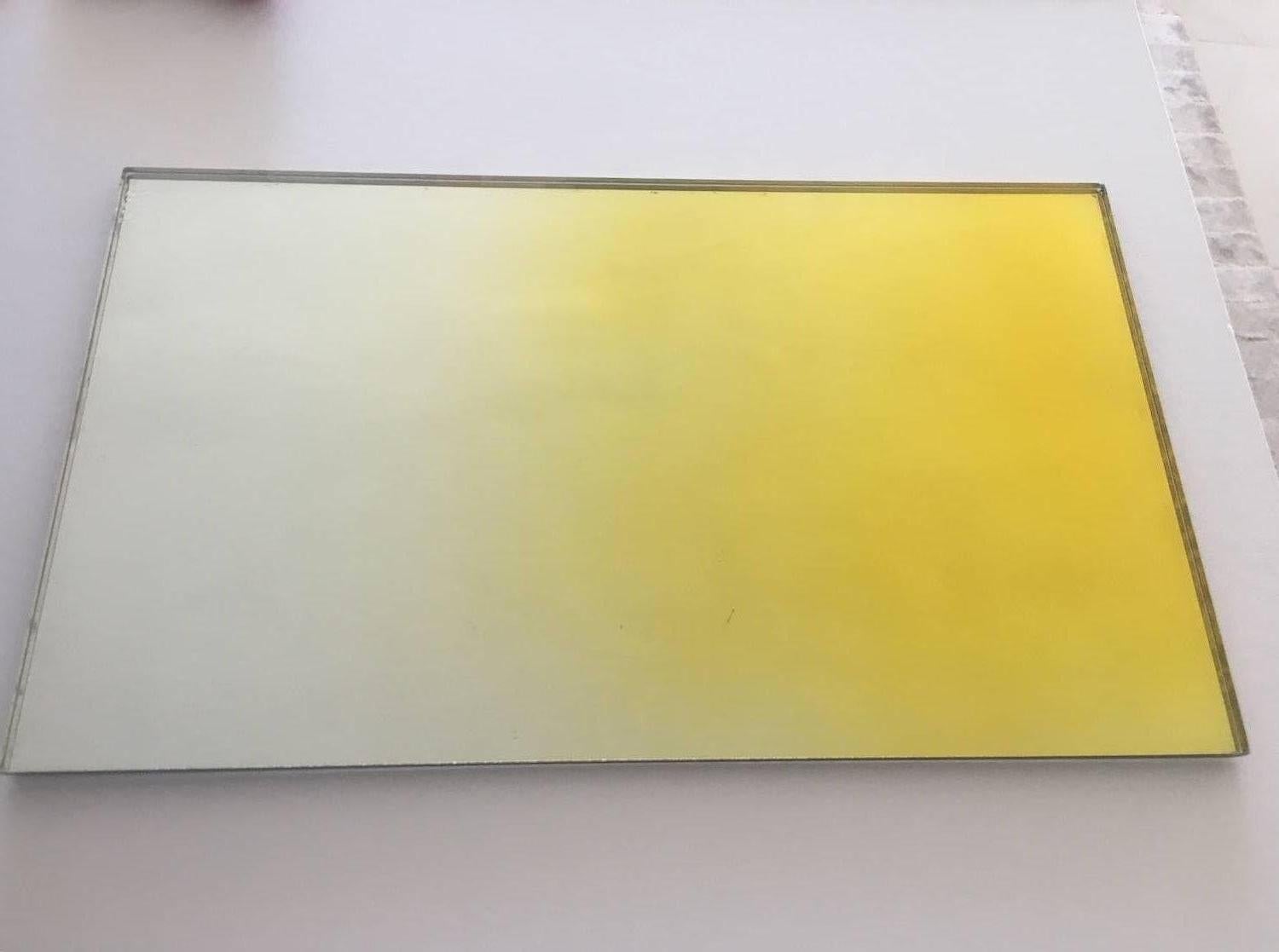 TRIO. Skulpturaler ovaler Wandspiegel in Mischtechnik  (Farbe) im Angebot