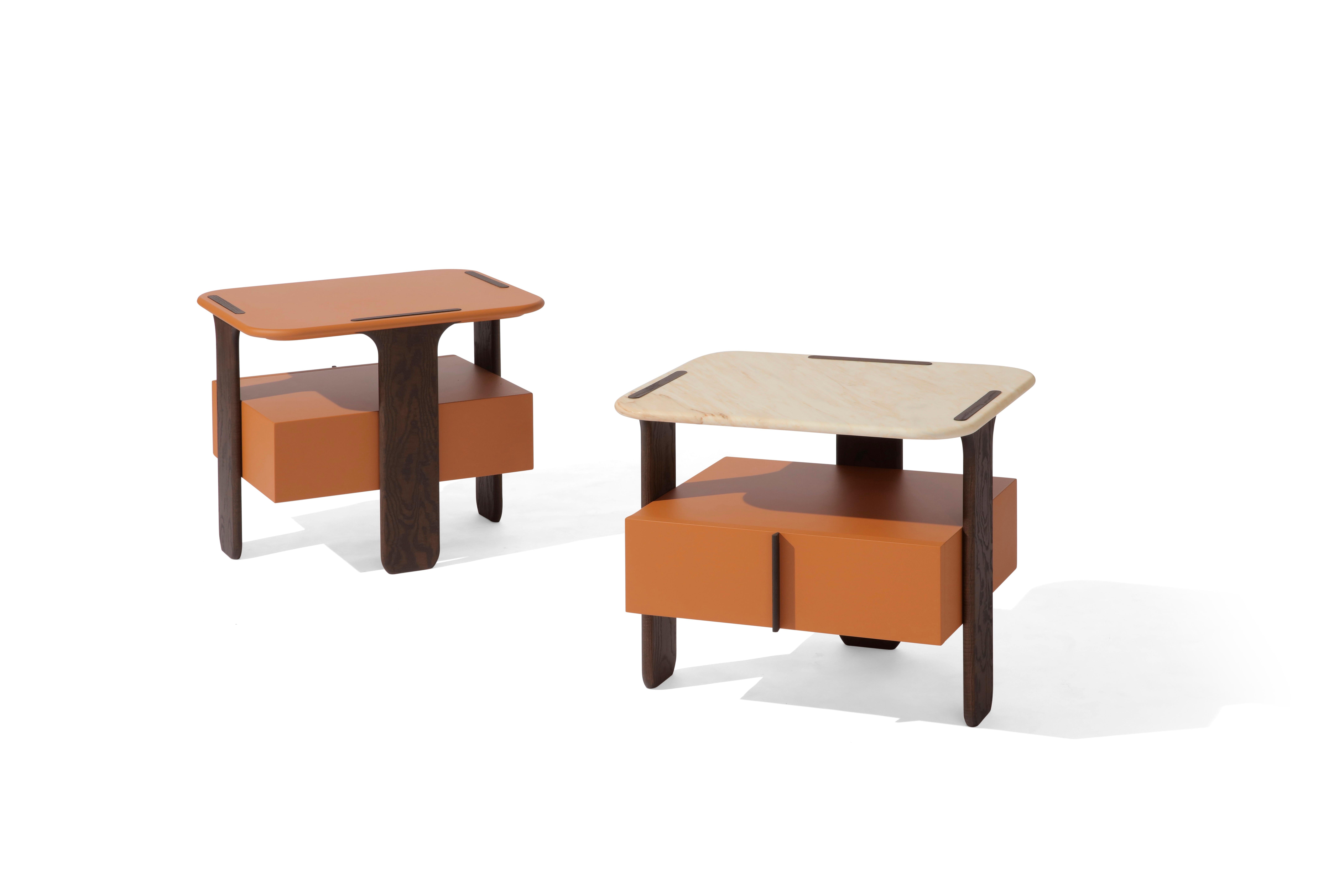 Die schöne Mischung aus Eschenholz und Marmor ist perfekt für Ihre zeitgenössische und moderne Umgebung. Als Ergänzung zur Kommode Trio ist dieser wunderbare Nachttisch ein ikonisches Stück für Ihr Schlafzimmer. Die Struktur ist mit einer Schublade