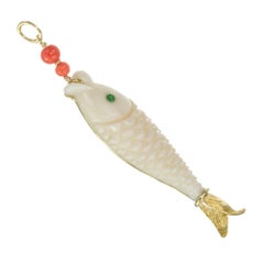 Trio Fisch-Anhänger aus Gelbgold mit natürlicher Koralle und Smaragd