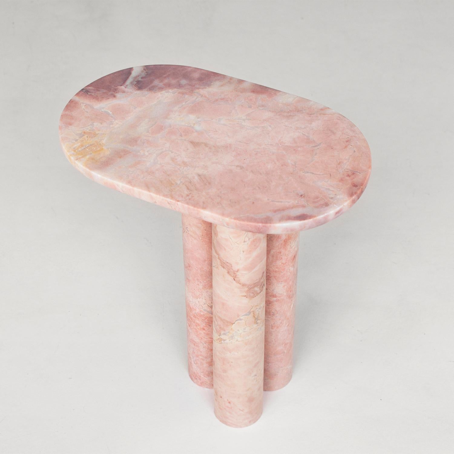 Ovaler Beistelltisch aus rosa Marmor - Trio II (Niederländisch) im Angebot