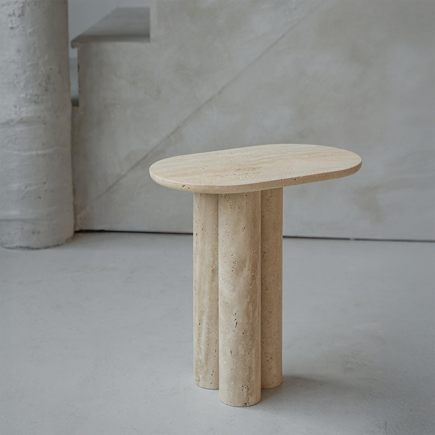 Travertin Table d'appoint Trio n° 3 en travertin en vente