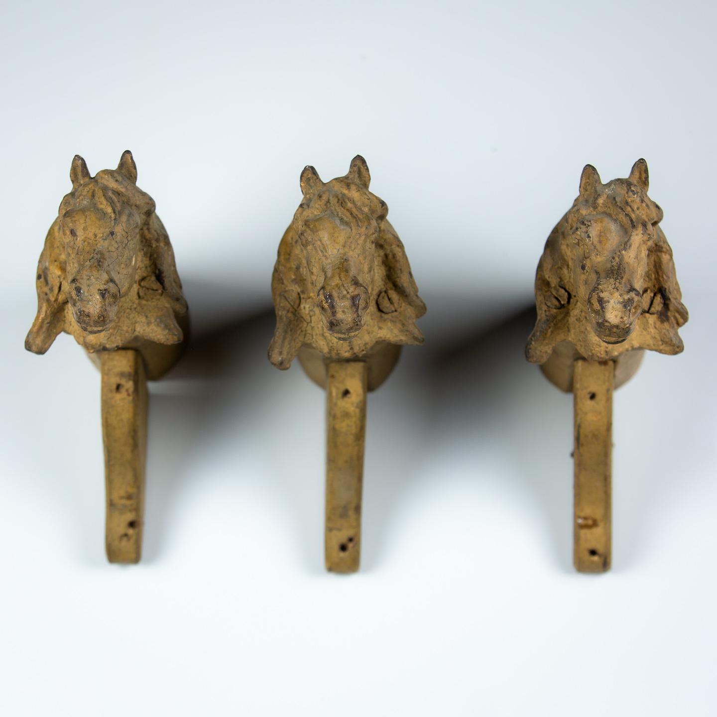 Trio aus gusseisernen Messing-Bürtelhaken des 19. Jahrhunderts als Pferdeköpfe in Originalfarbe. im Angebot 3