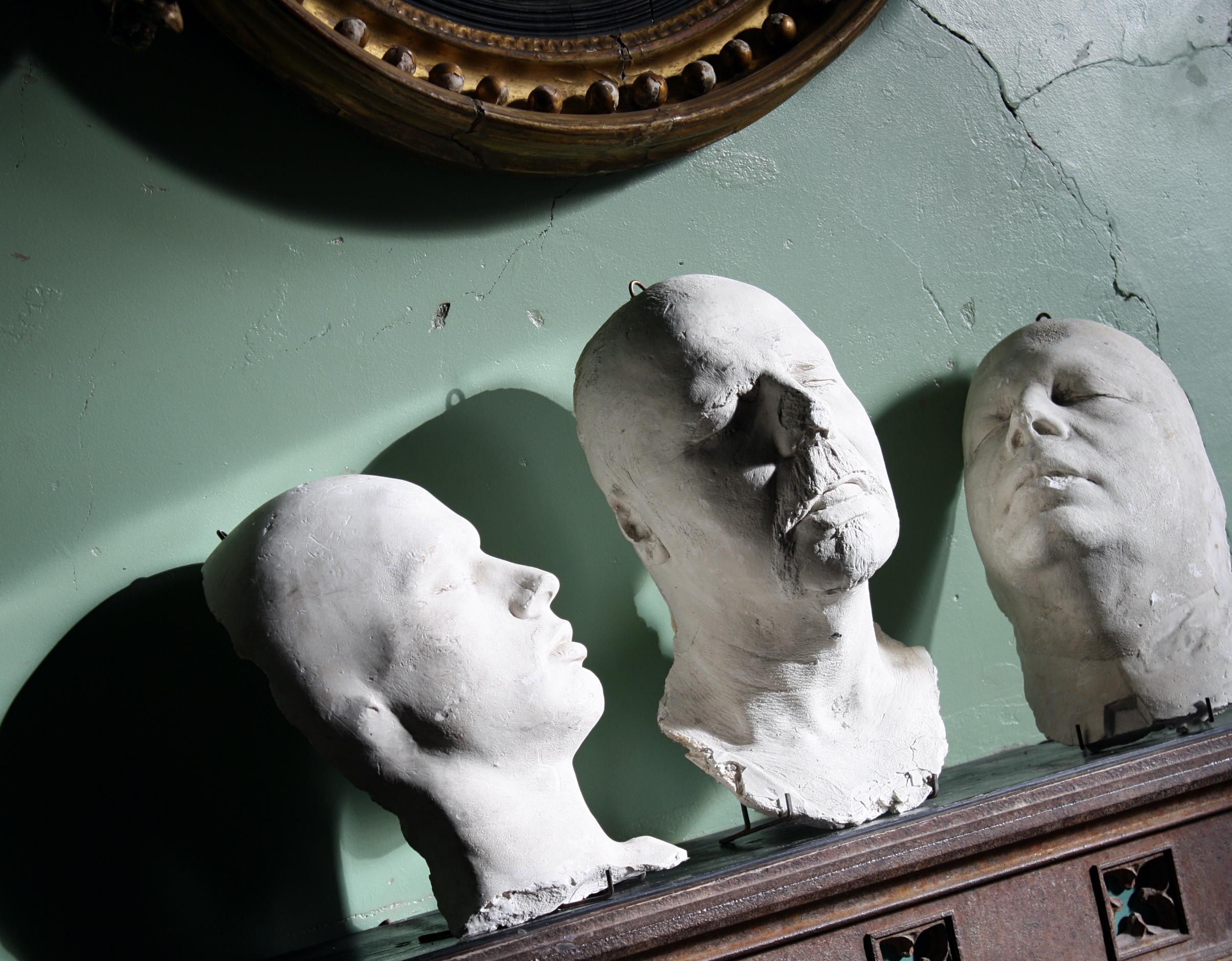 Trio of 19th Century Macabre Plaster Death Masks Memento Mori In Good Condition In Lowestoft, GB