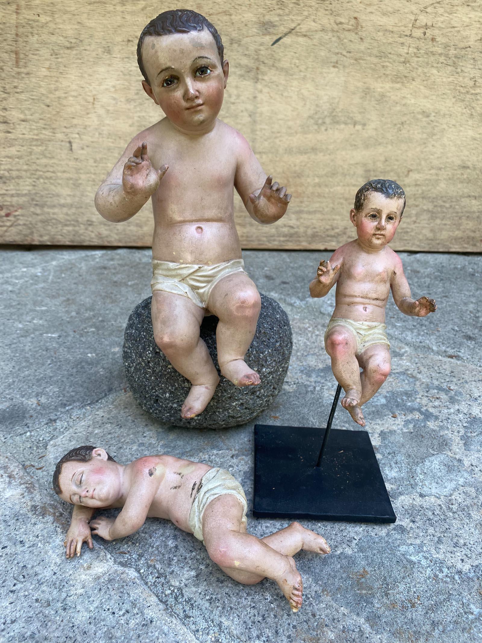 Cette annonce concerne un TRIO de Ninos. Ces figurines de l'Enfant Jésus ont été fabriquées dans le Guatemala colonial. Elles sont sculptées dans du bois, recouvertes de gesso et peintes avec des couleurs douces et réalistes. Les yeux en verre lui
