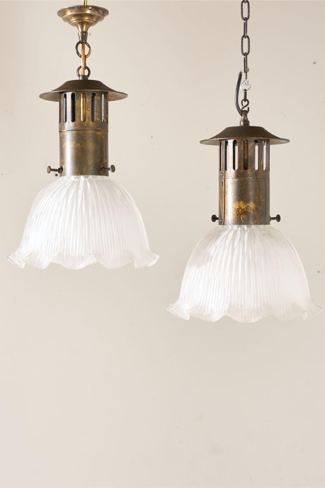 Si tratta di un favoloso Trio di lampade a sospensione in Holophane degli anni '40. Vengono forniti con la galleria originale in ottone patinato e possiamo collegarli a qualsiasi goccia. Le condizioni generali sono molto pulite, con un paralume che