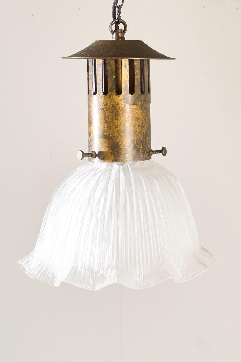 Trio di lampade a sospensione Holophane del XX secolo In condizioni ottime in vendita a Malton, GB