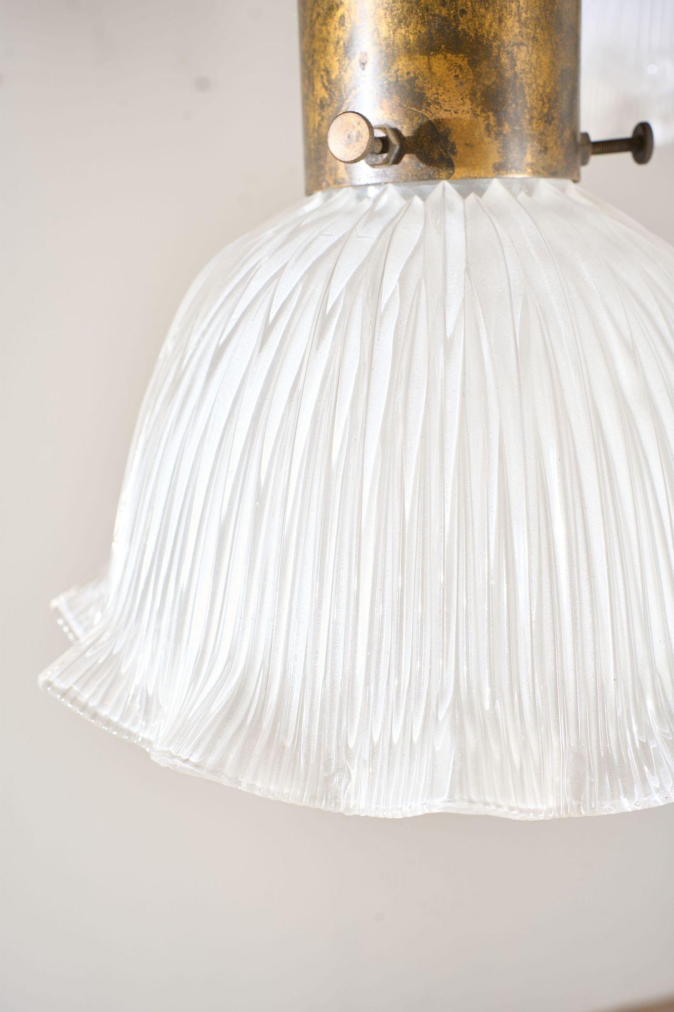 Vetro Trio di lampade a sospensione Holophane del XX secolo in vendita