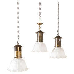 Trio di lampade a sospensione Holophane del XX secolo