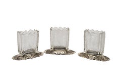 Trío de Vasos de tocador antiguos de plata repujada con vidrio grabado