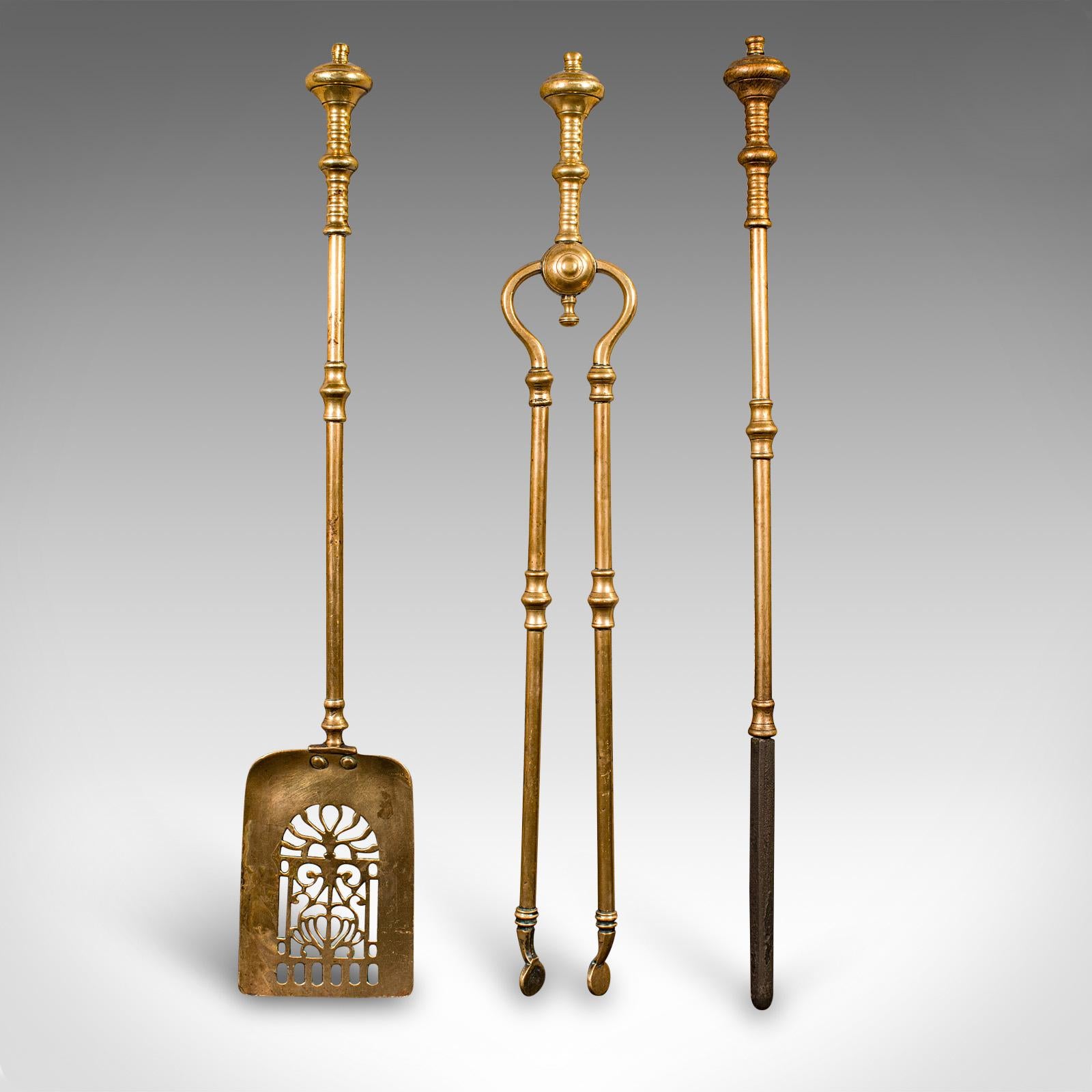 
Il s'agit d'un trio d'outils à feu anciens. Ensemble de compagnons anglais en laiton et en fonte comprenant une pelle, un tisonnier et une pince, datant de la période géorgienne, vers 1800.

Belle série de compagnons géorgiens de taille utile, avec