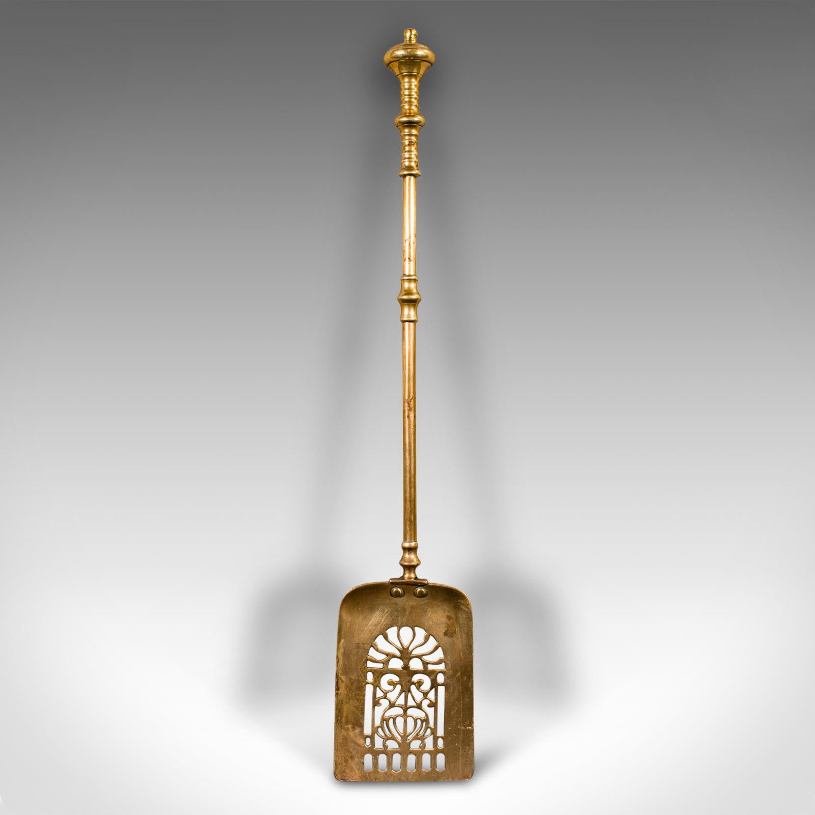Georgien Trio d'outils de cheminée anciens, laiton anglais, ensemble comanion, géorgien, vers 1800 en vente