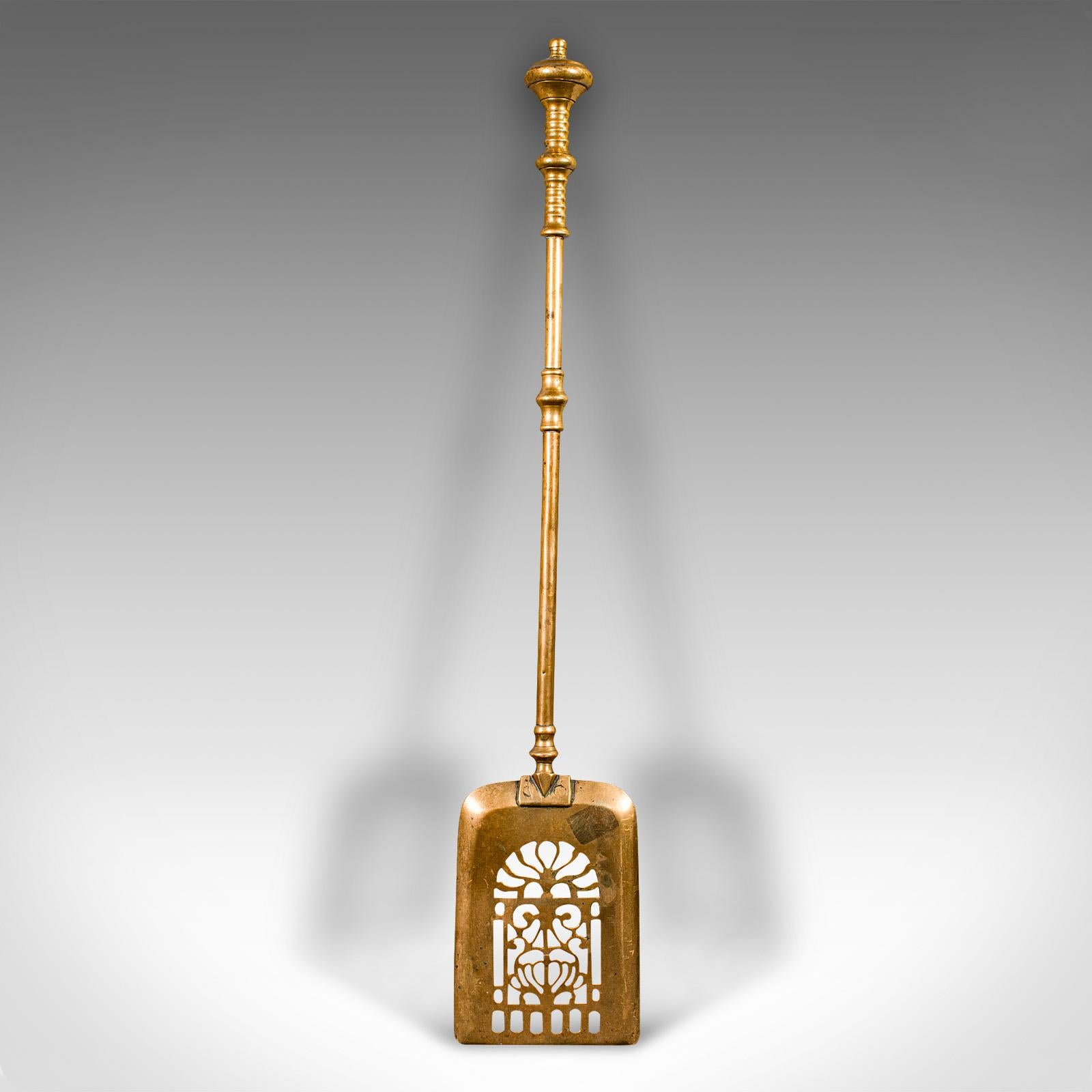 Britannique Trio d'outils de cheminée anciens, laiton anglais, ensemble comanion, géorgien, vers 1800 en vente