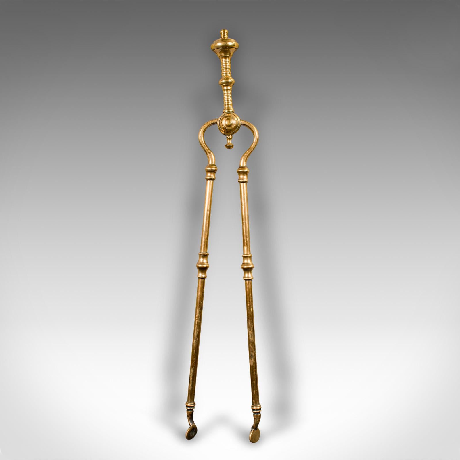 XIXe siècle Trio d'outils de cheminée anciens, laiton anglais, ensemble comanion, géorgien, vers 1800 en vente