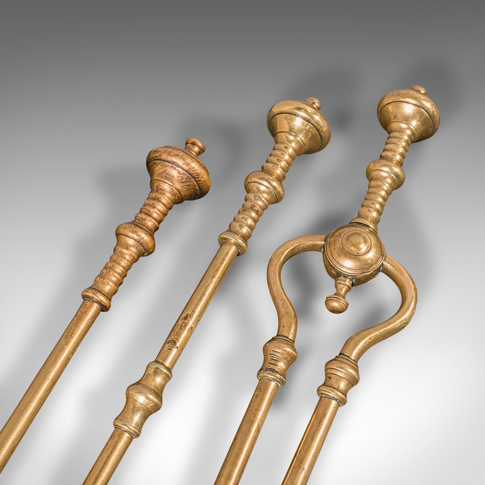 Trio d'outils de cheminée anciens, laiton anglais, ensemble comanion, géorgien, vers 1800 en vente 2