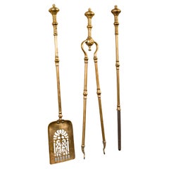 Trio antiker Feuerwerkzeuge, englisches Messing, Companion-Set, georgianisch, um 1800