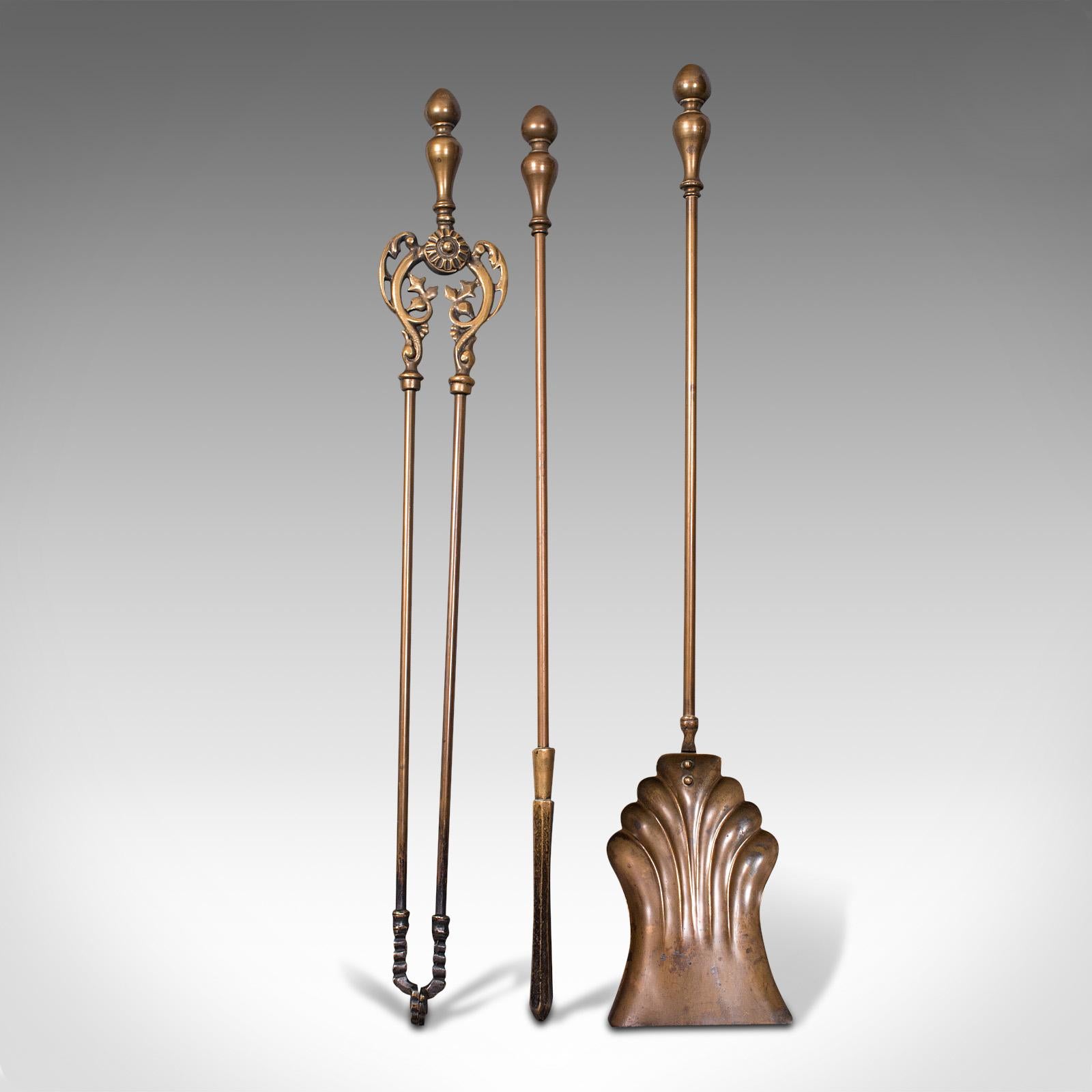 Il s'agit d'un trio d'outils anciens pour le feu. Un tisonnier, une pelle à charbon et une pince en laiton, datant de la période victorienne, vers 1880.

Outils de cheminée plus grands qu'à l'accoutumée et d'une couleur attrayante
Présentant une