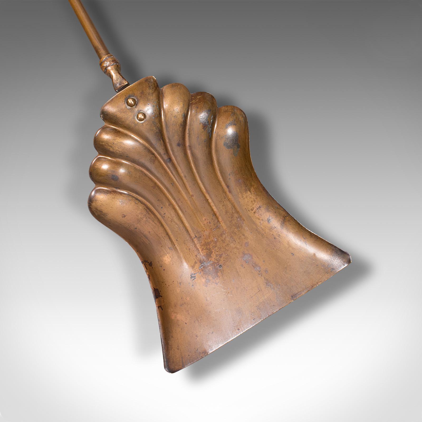 Trio d'outils Fireside Antiques, anglais, en laiton, tisonnier, pelle, pince, victorien en vente 1