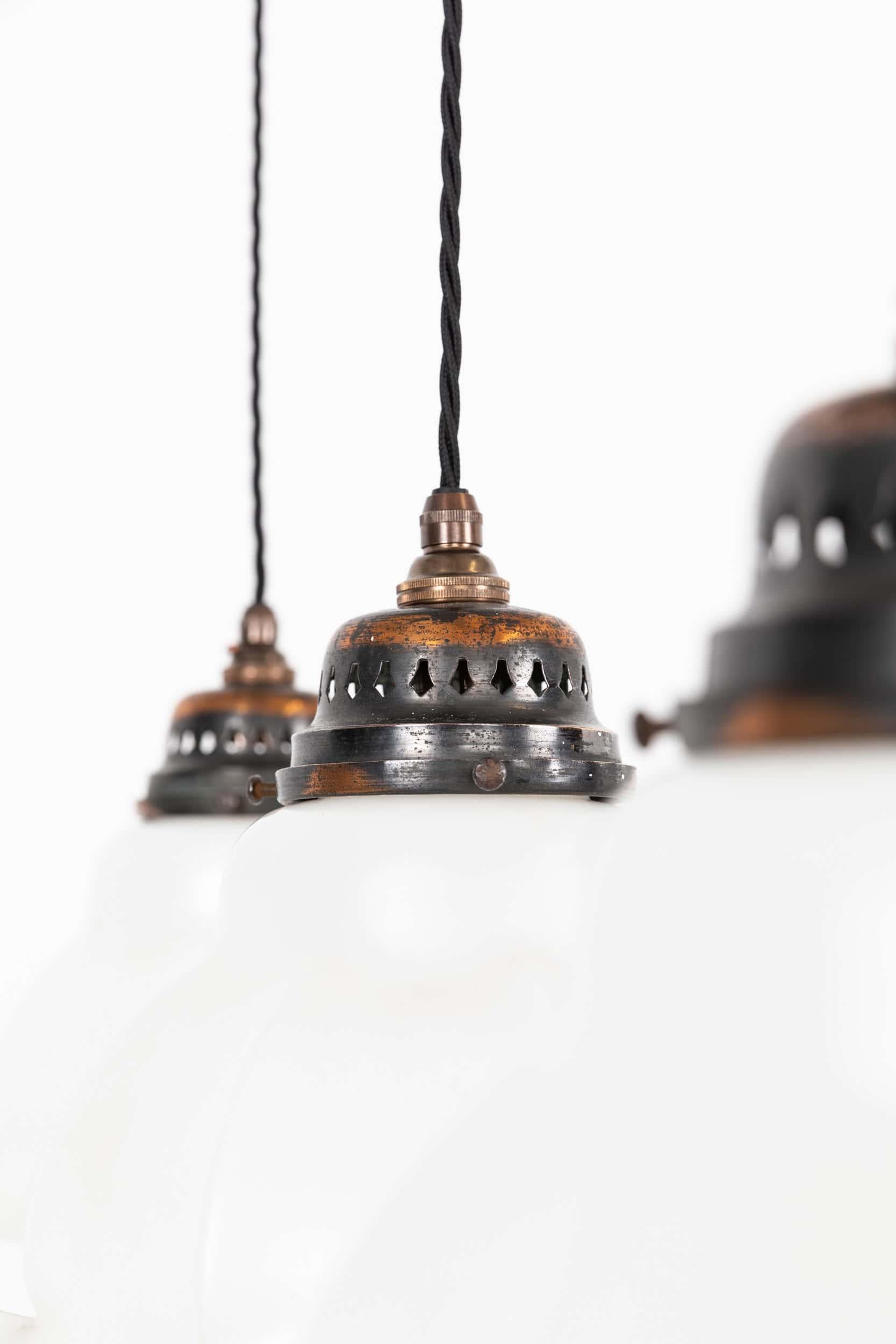 Svedese Trio di lampade a sospensione in vetro opalino d'epoca Art Deco, C.1920