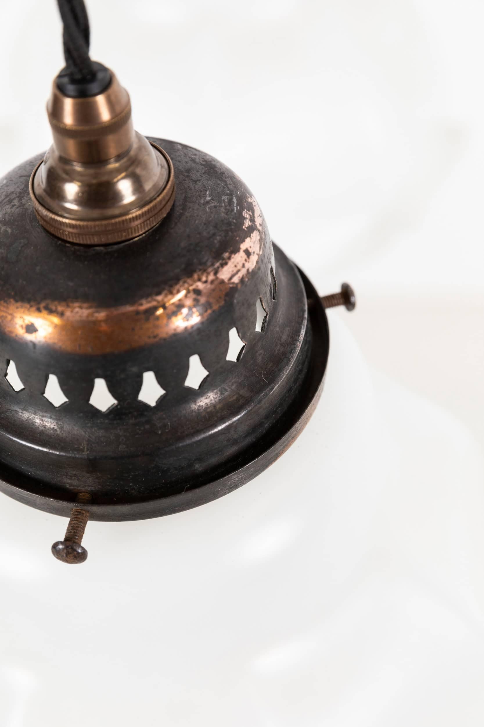 Pressato Trio di lampade a sospensione in vetro opalino d'epoca Art Deco, C.1920