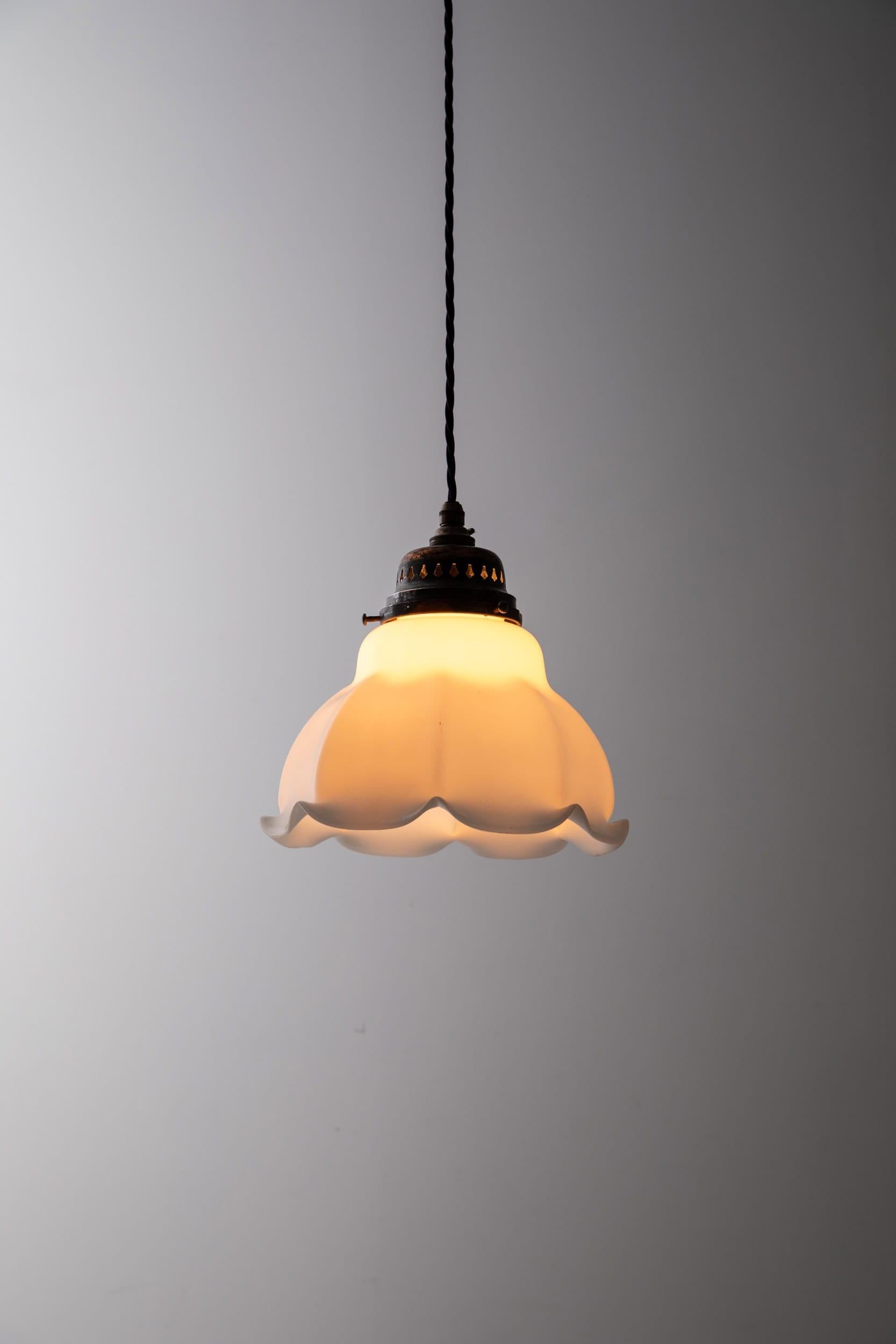 Trio di lampade a sospensione in vetro opalino d'epoca Art Deco, C.1920 In condizioni discrete a London, GB